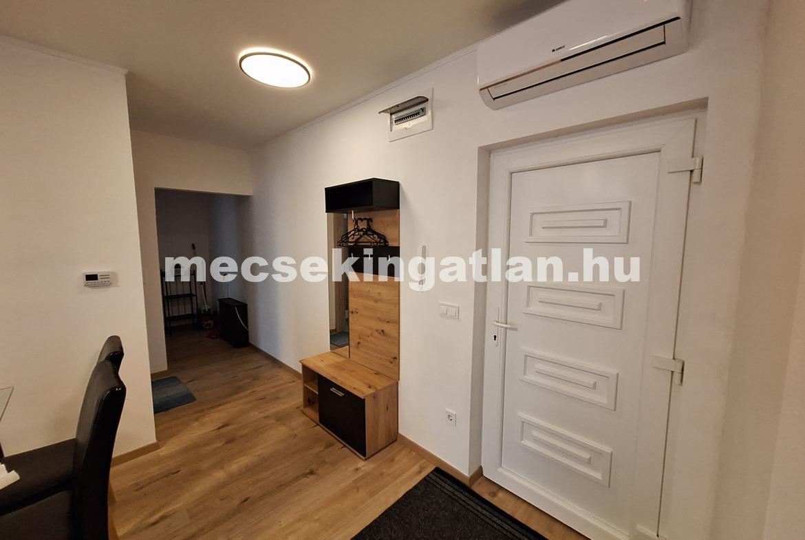 Pécsett a Radnics utcában földszinti, újépítésű téglalakás kiadó!
