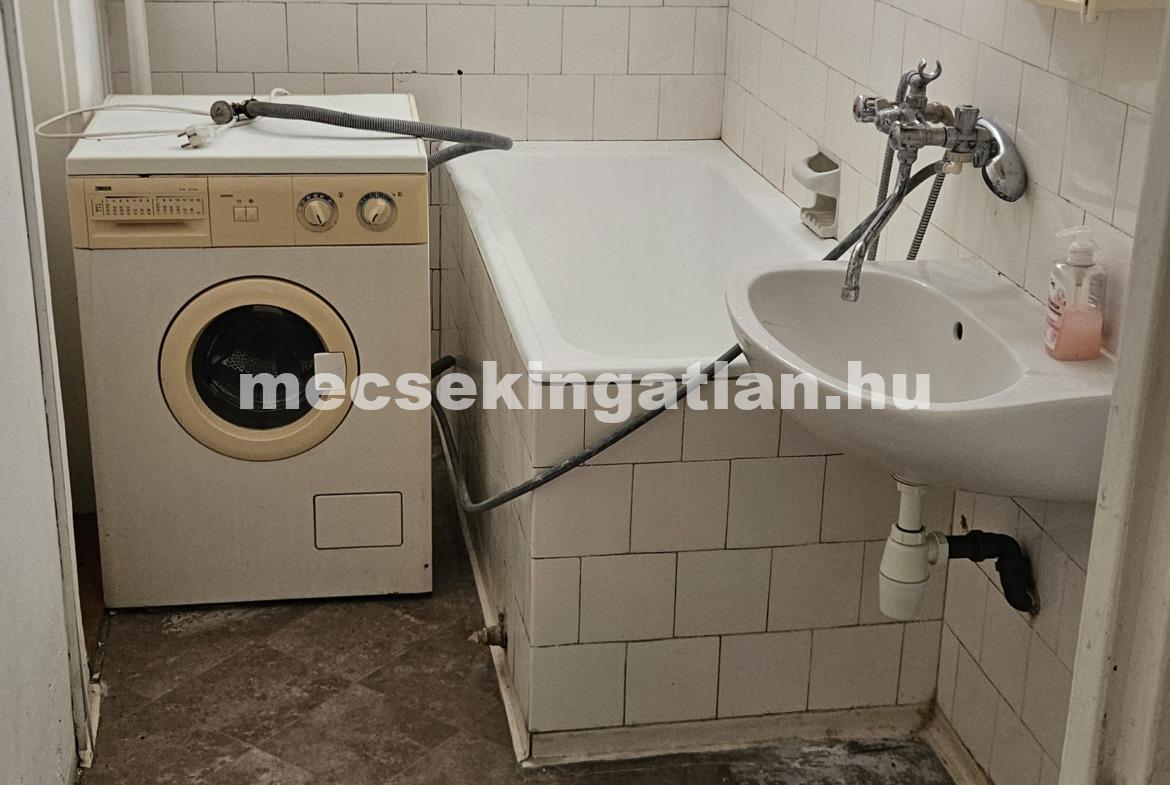 Pécsett az Építők útján első emeleti két szobás panellakás kiadó!