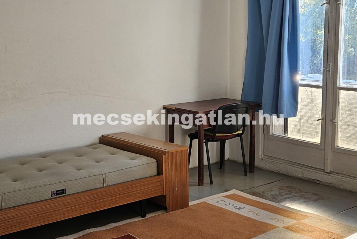 Pécsett az Építők útján első emeleti két szobás panellakás kiadó!