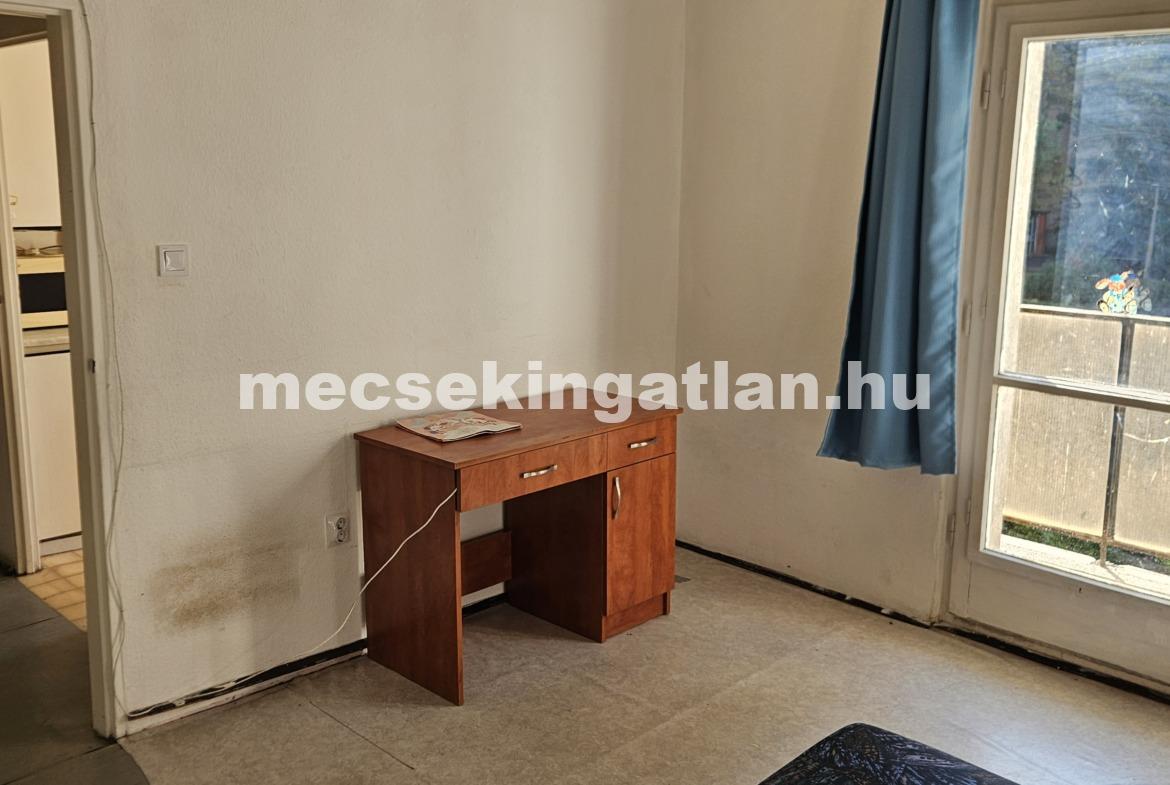Pécsett az Építők útján első emeleti két szobás panellakás kiadó!