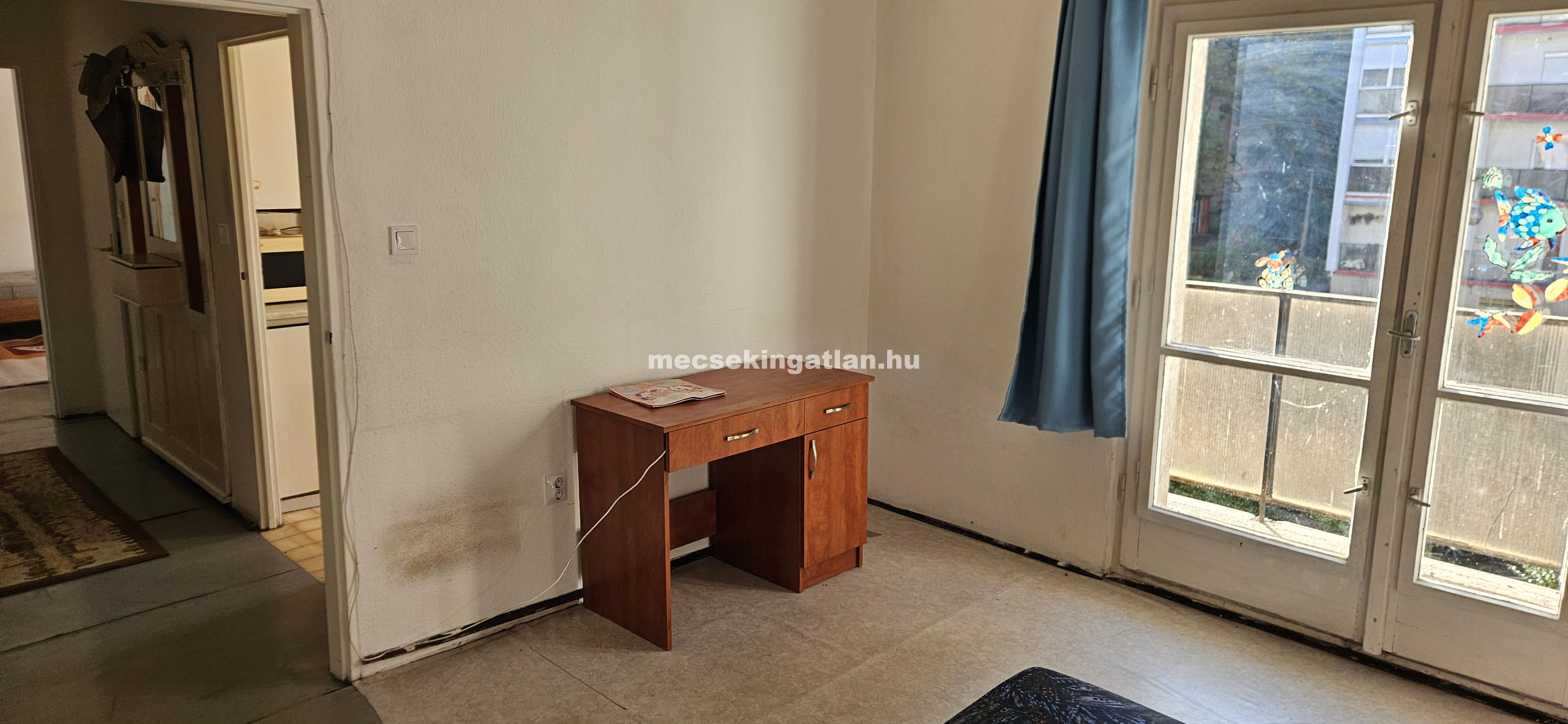 Pécsett az Építők útján első emeleti két szobás panellakás kiadó!