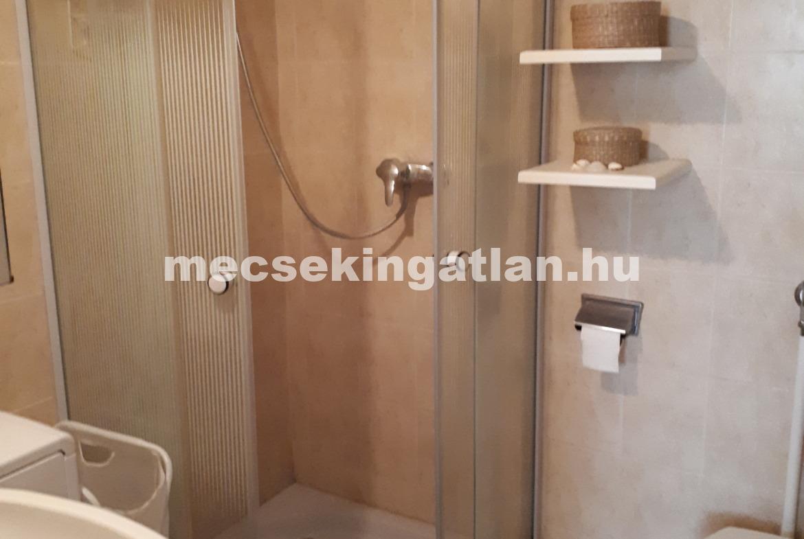Pécs-Mecsekoldalban, Zsolt utcában első emeleti, felújított téglalakás kiadó!