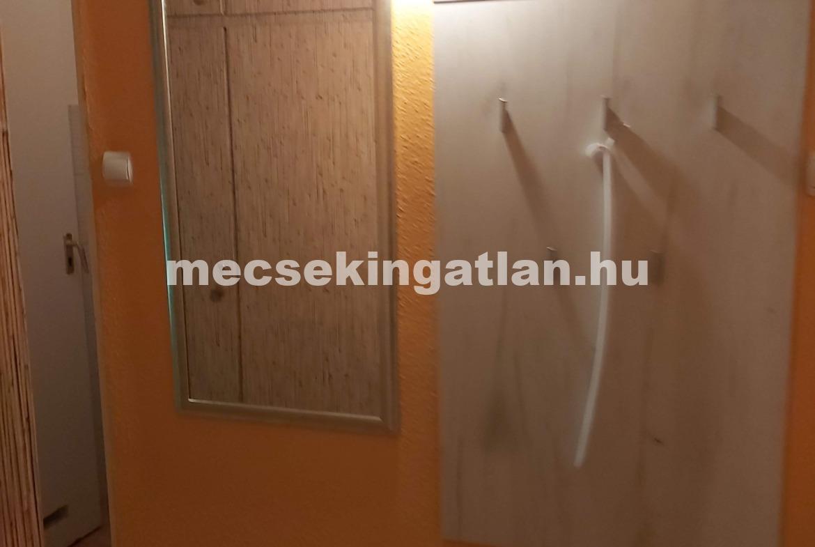 Pécs Athinay Simon utcában kiadó 3. emeleti panellakás berendezve, gépesítve