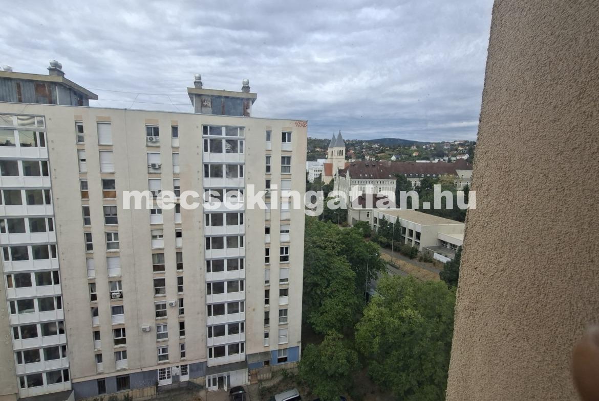 Pécs, Egyetemvárosban az Ifjúság úton kiadó három szobás lakás