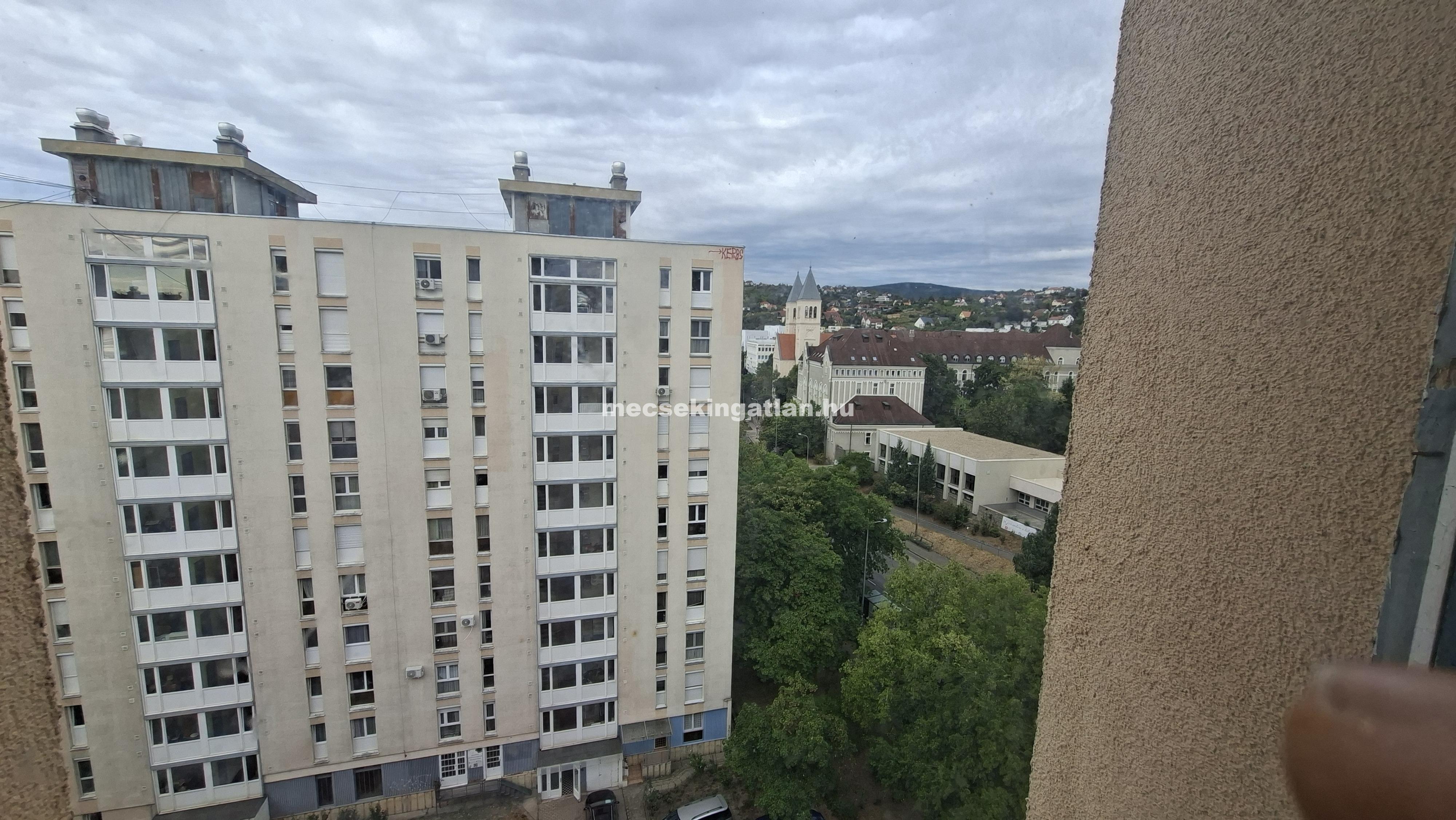 Pécs, Egyetemvárosban az Ifjúság úton kiadó három szobás lakás