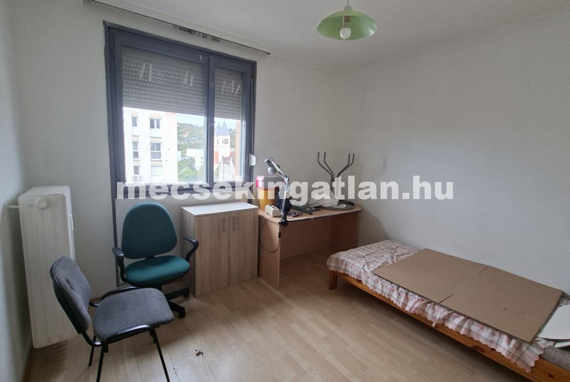 Pécs, Egyetemvárosban az Ifjúság úton kiadó három szobás lakás