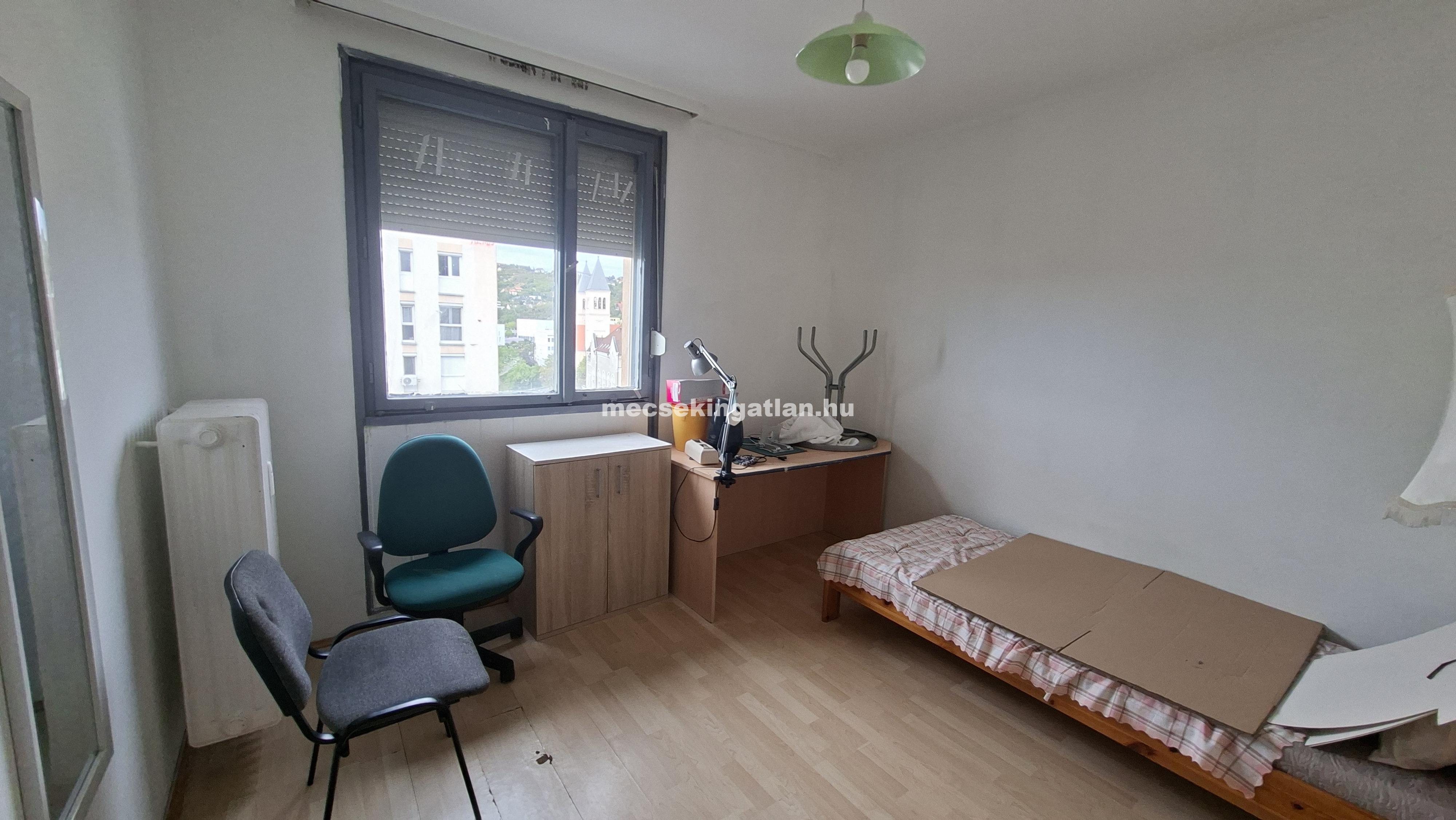 Pécs, Egyetemvárosban az Ifjúság úton kiadó három szobás lakás