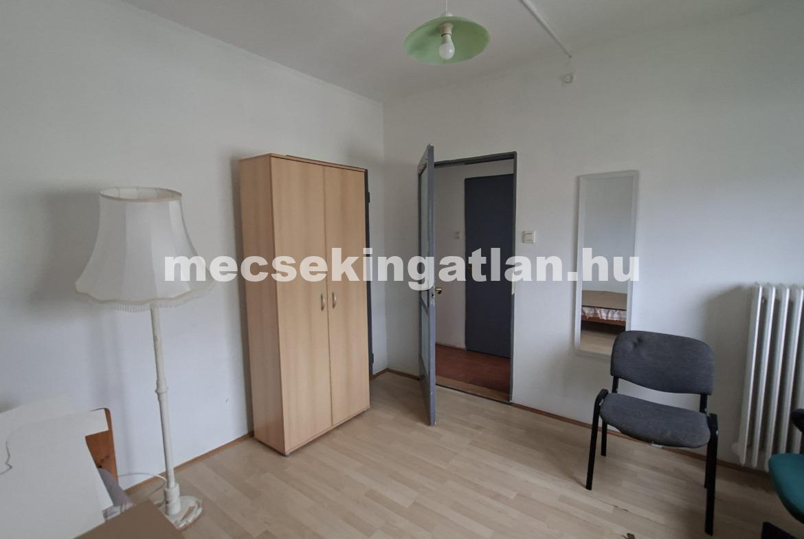 Pécs, Egyetemvárosban az Ifjúság úton kiadó három szobás lakás
