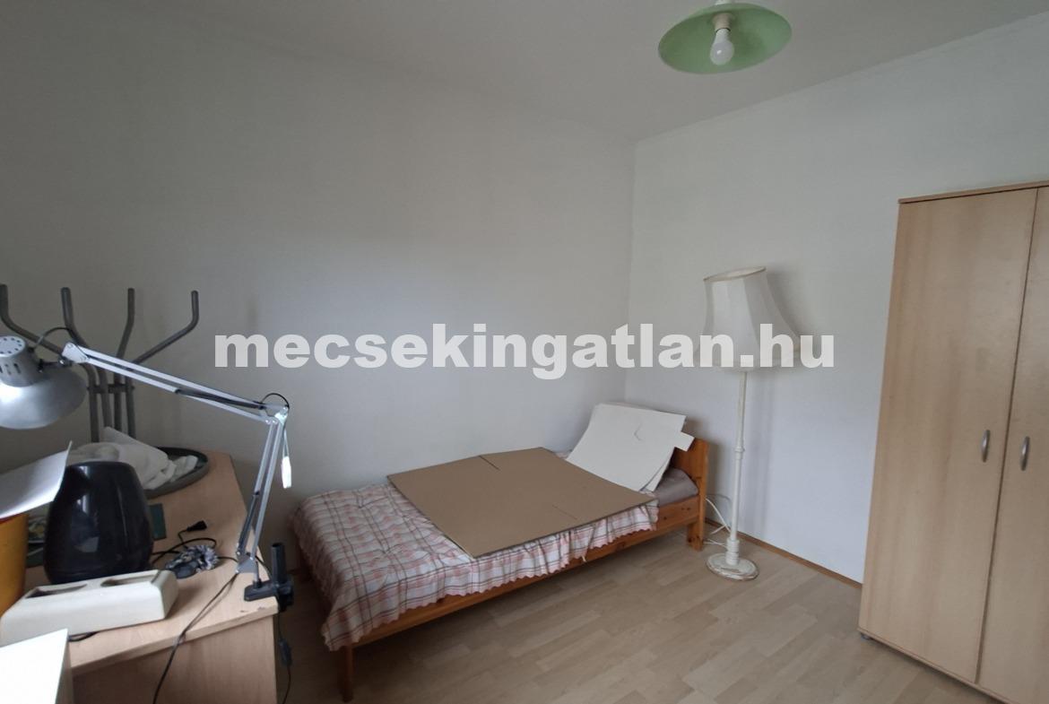 Pécs, Egyetemvárosban az Ifjúság úton kiadó három szobás lakás