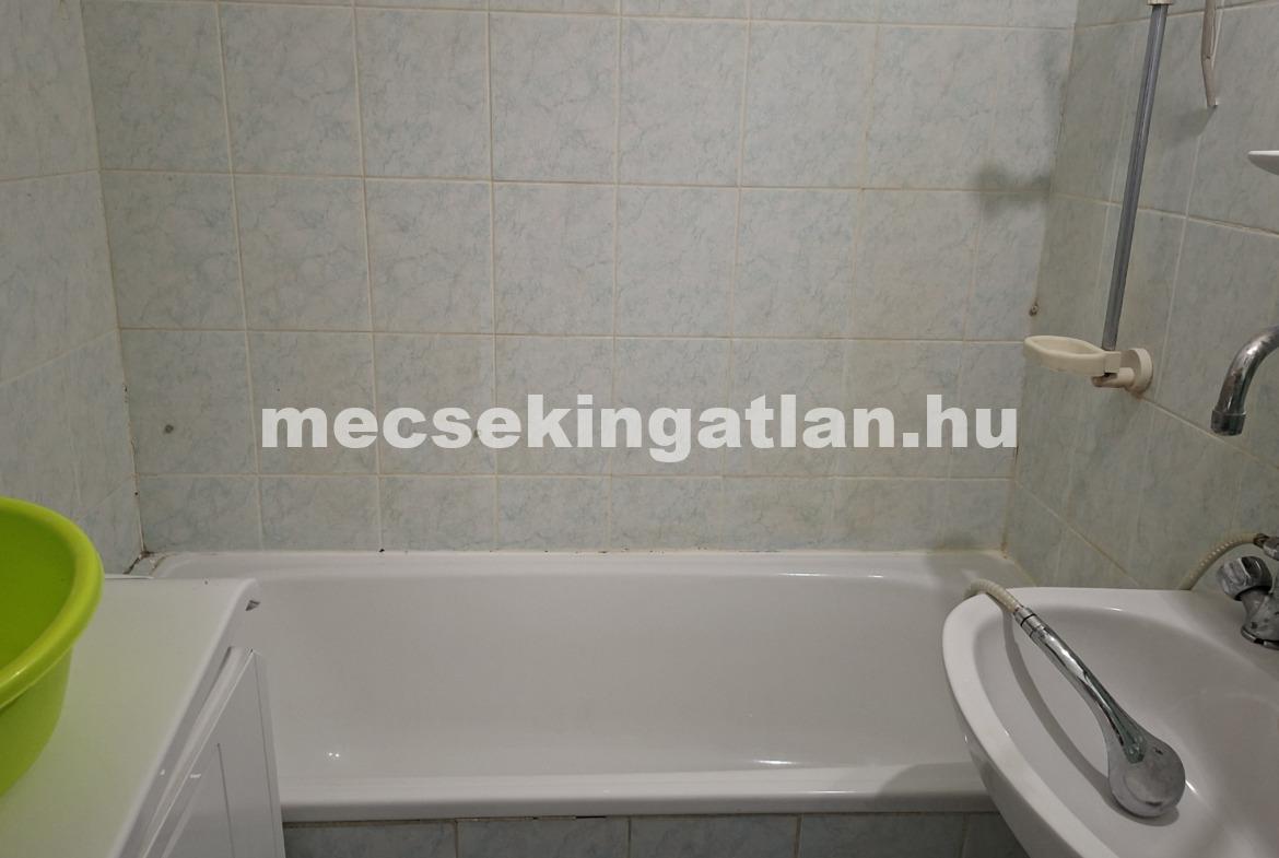 Pécs, Egyetemvárosban az Ifjúság úton kiadó három szobás lakás