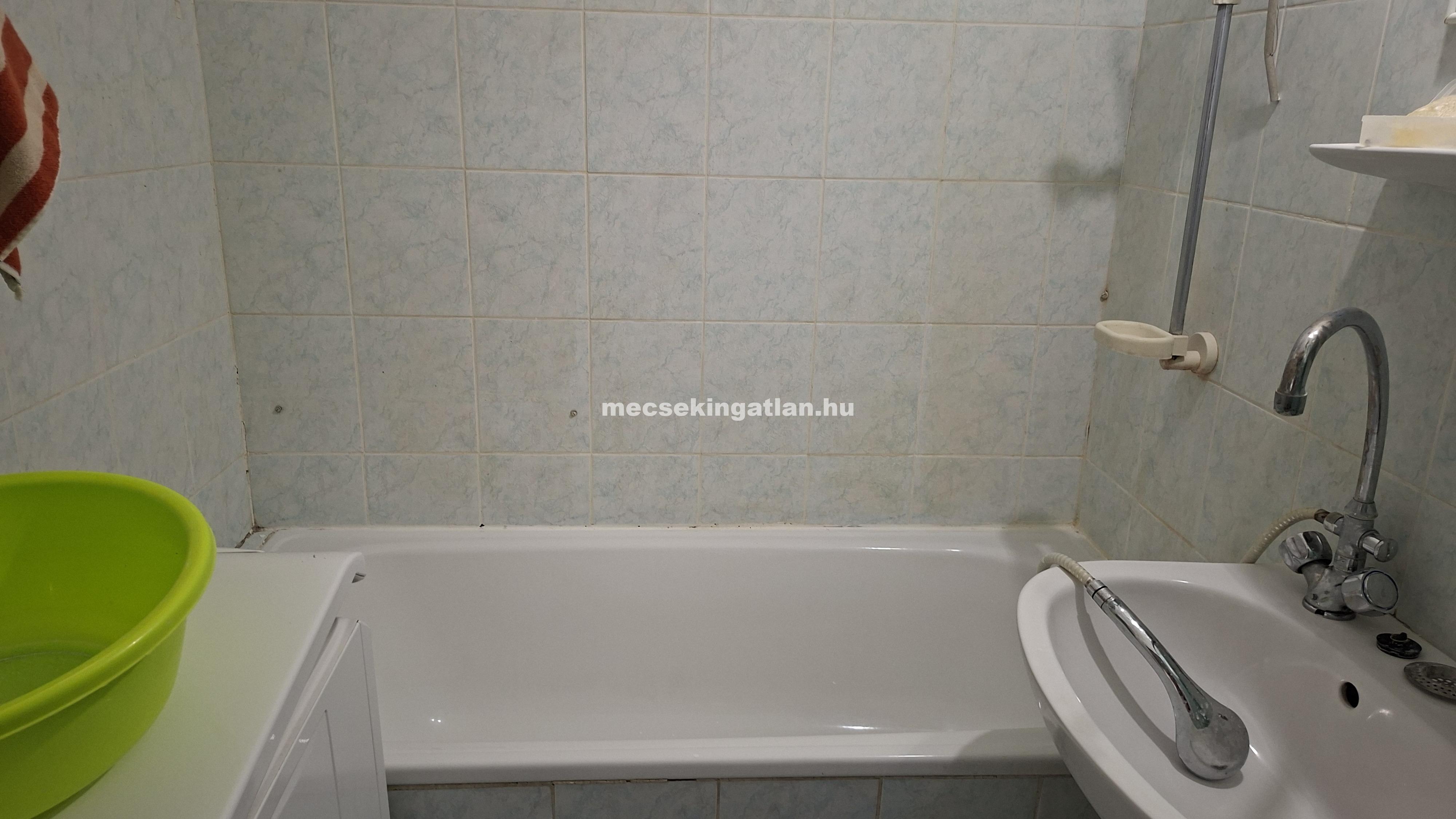 Pécs, Egyetemvárosban az Ifjúság úton kiadó három szobás lakás
