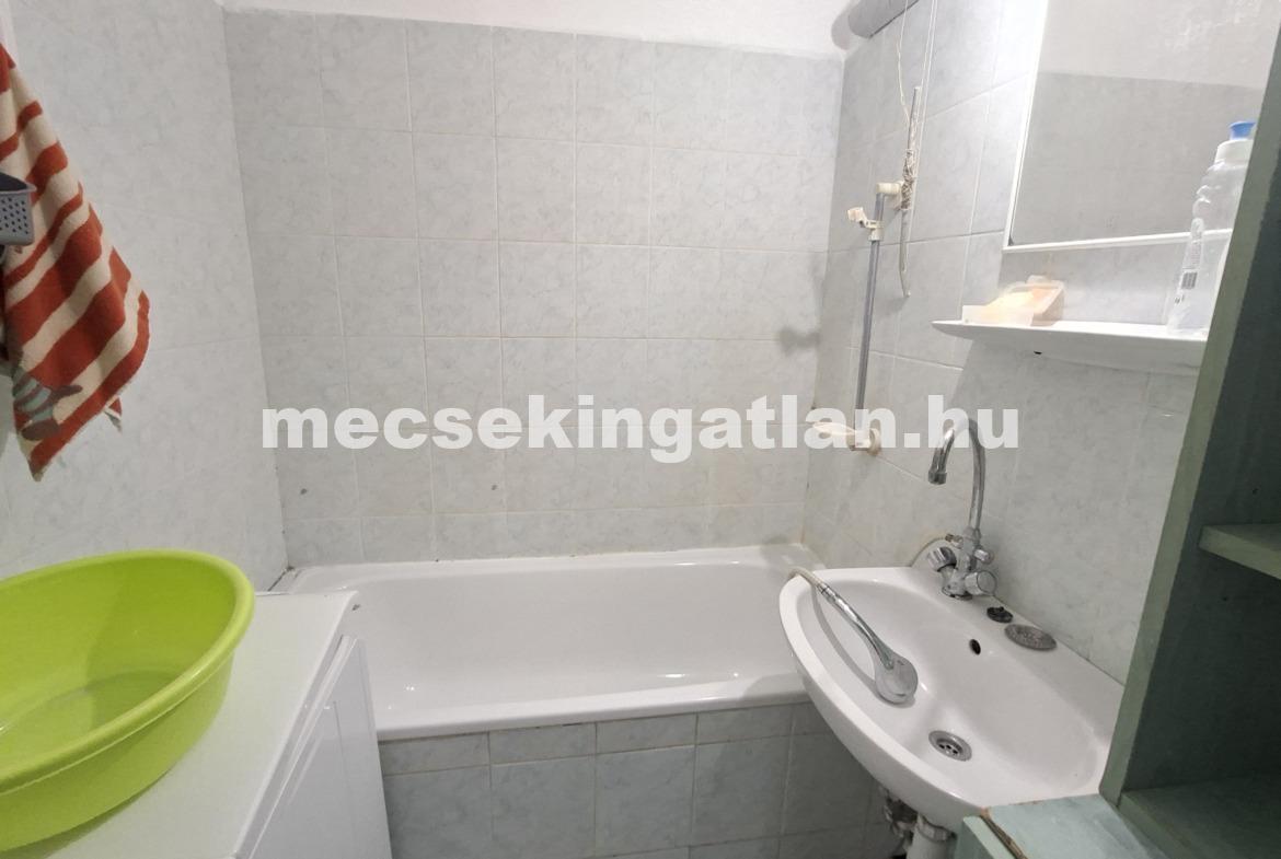 Pécs, Egyetemvárosban az Ifjúság úton kiadó három szobás lakás