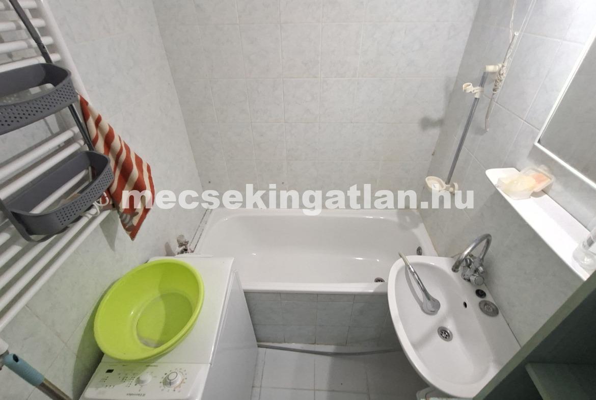 Pécs, Egyetemvárosban az Ifjúság úton kiadó három szobás lakás