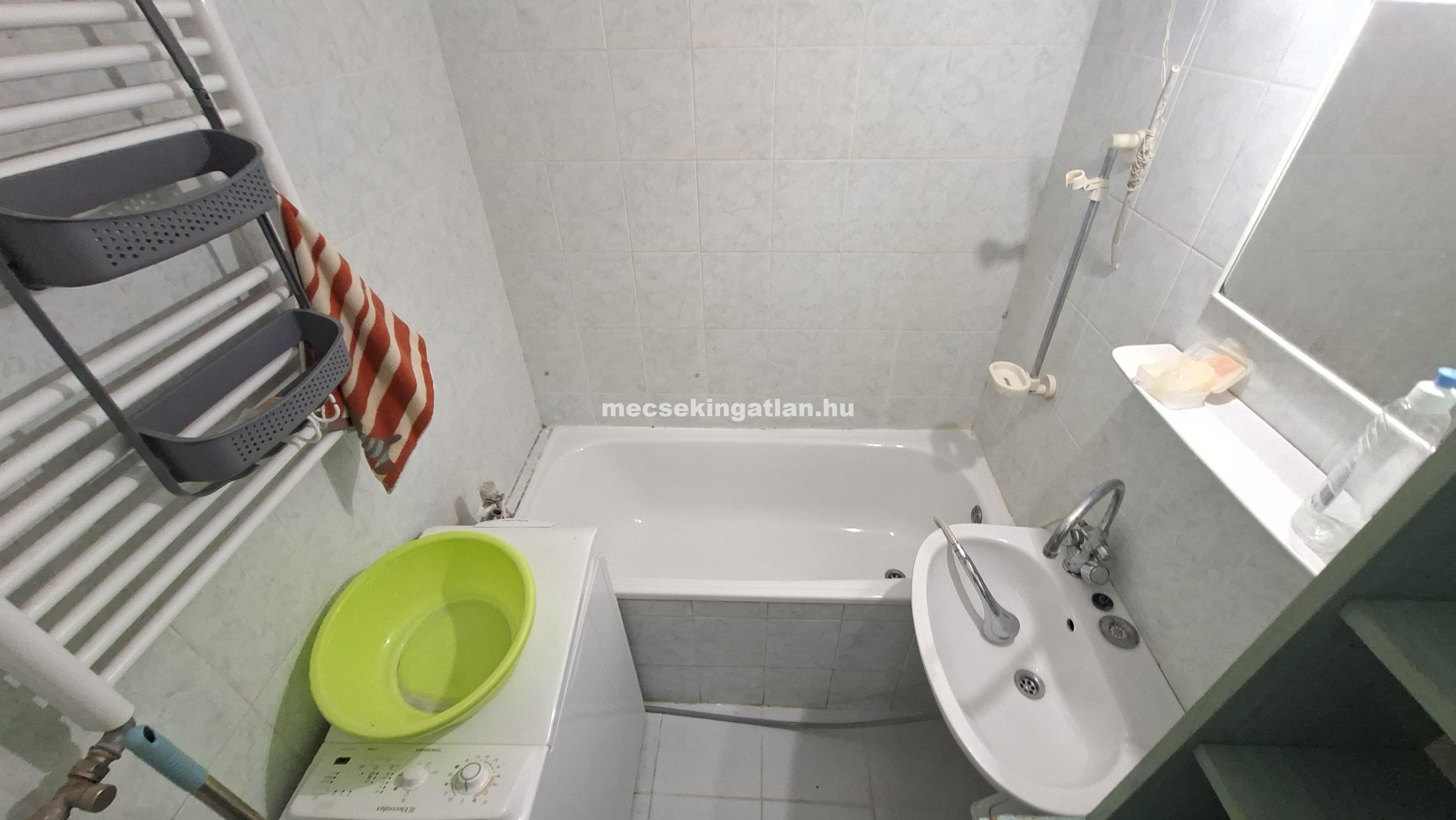 Pécs, Egyetemvárosban az Ifjúság úton kiadó három szobás lakás