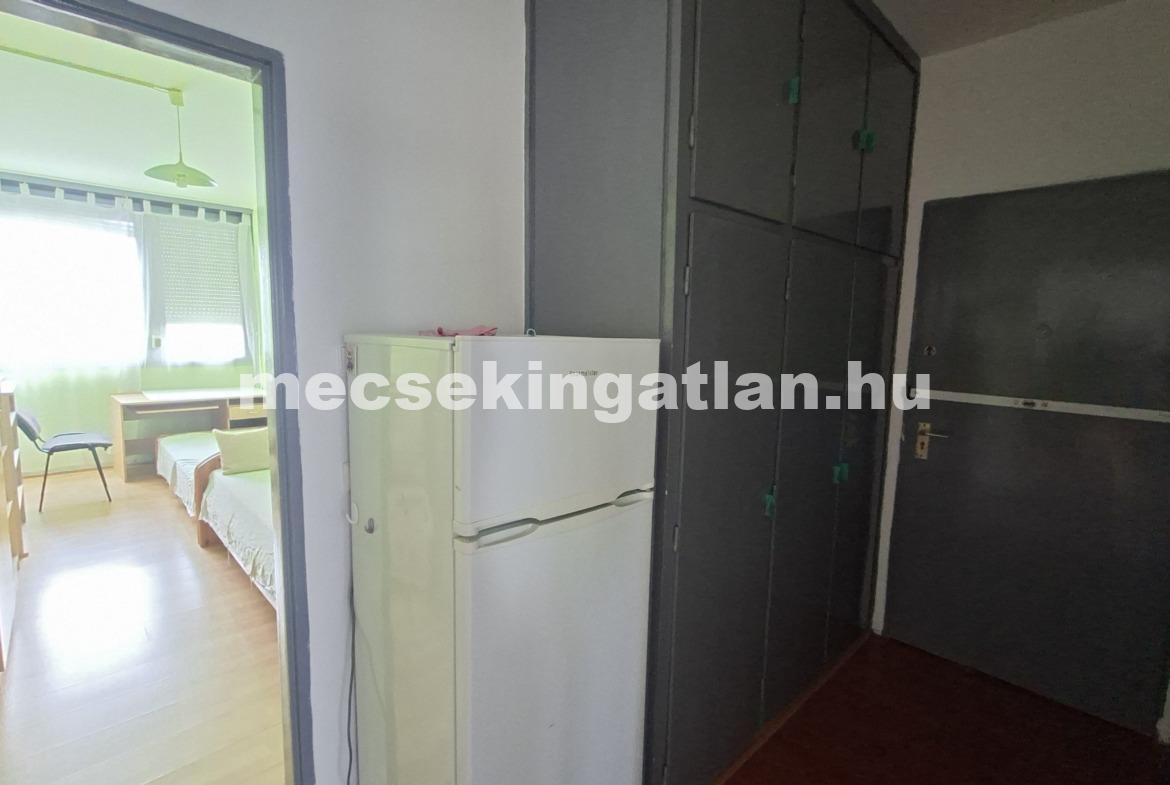 Pécs, Egyetemvárosban az Ifjúság úton kiadó három szobás lakás