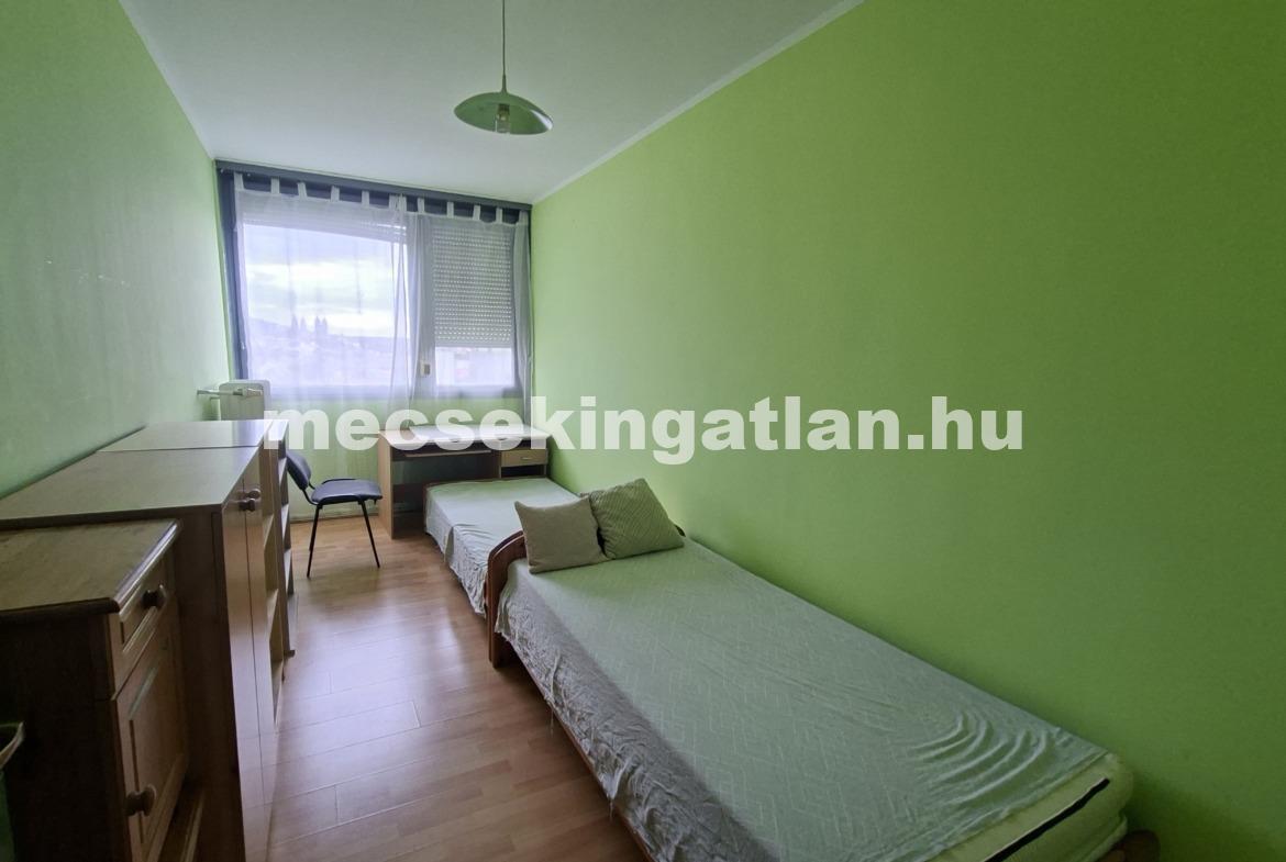 Pécs, Egyetemvárosban az Ifjúság úton kiadó három szobás lakás