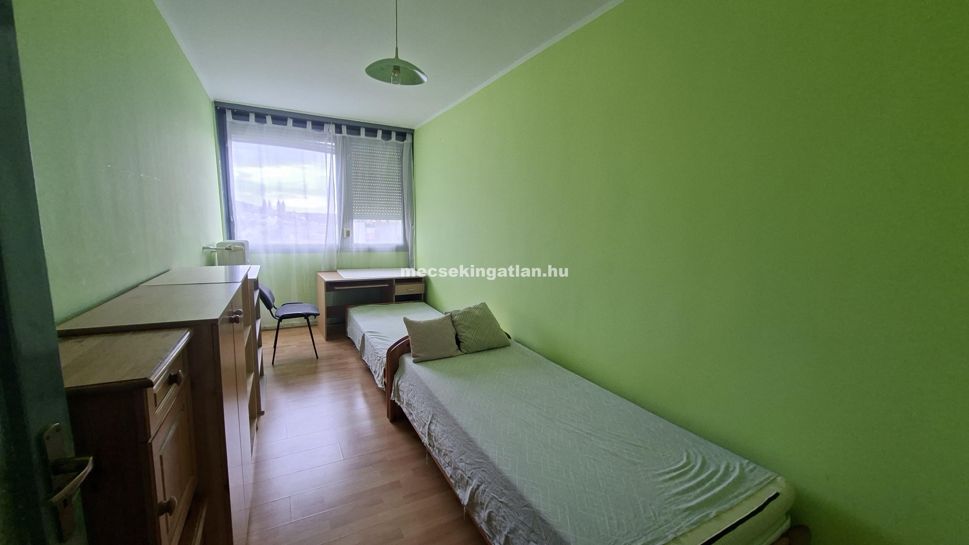 Pécs, Egyetemvárosban az Ifjúság úton kiadó három szobás lakás