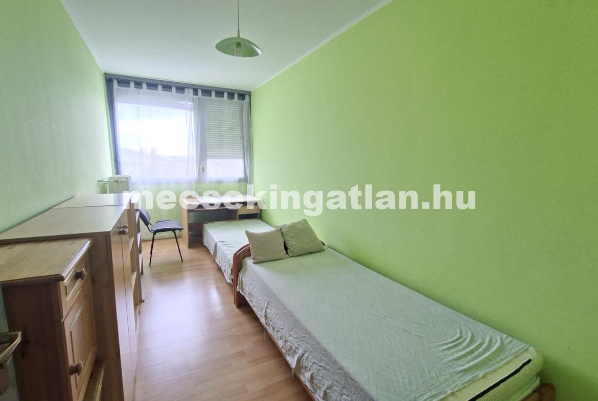 Pécs, Egyetemvárosban az Ifjúság úton kiadó három szobás lakás