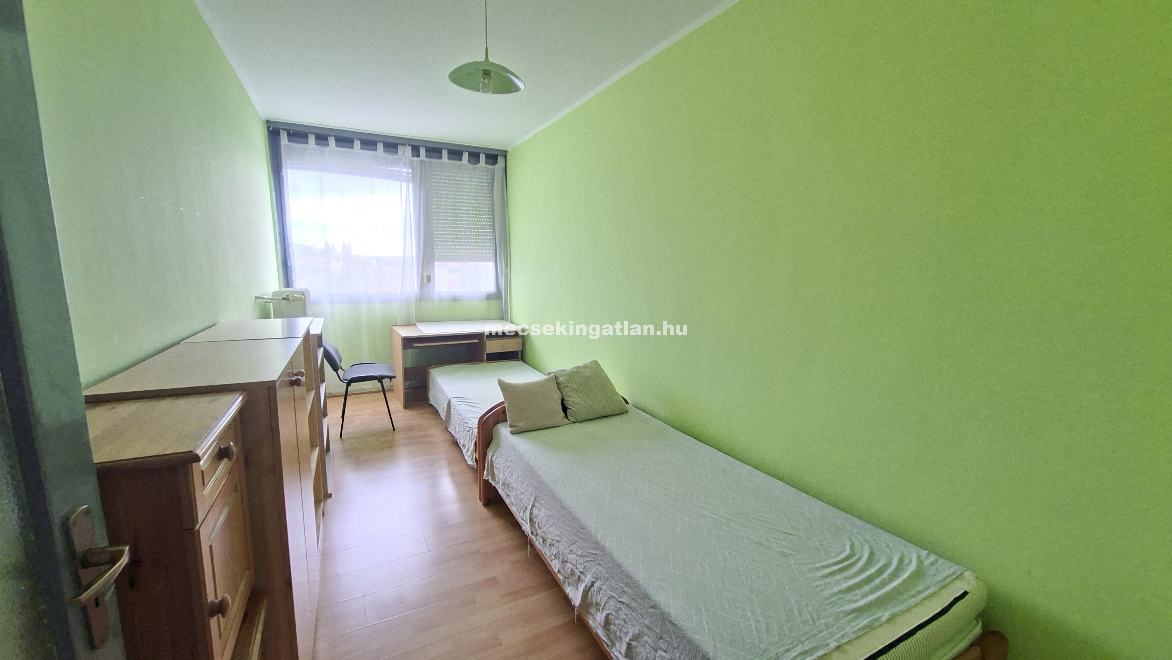 Pécs, Egyetemvárosban az Ifjúság úton kiadó három szobás lakás