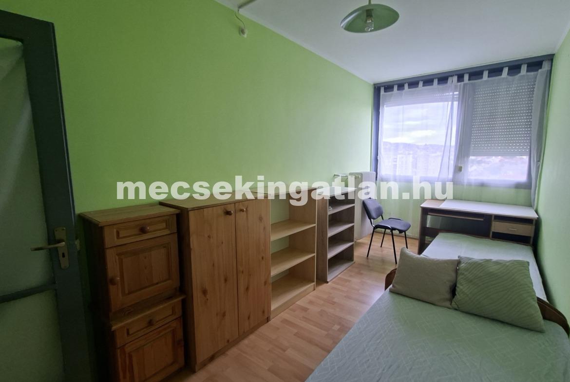 Pécs, Egyetemvárosban az Ifjúság úton kiadó három szobás lakás