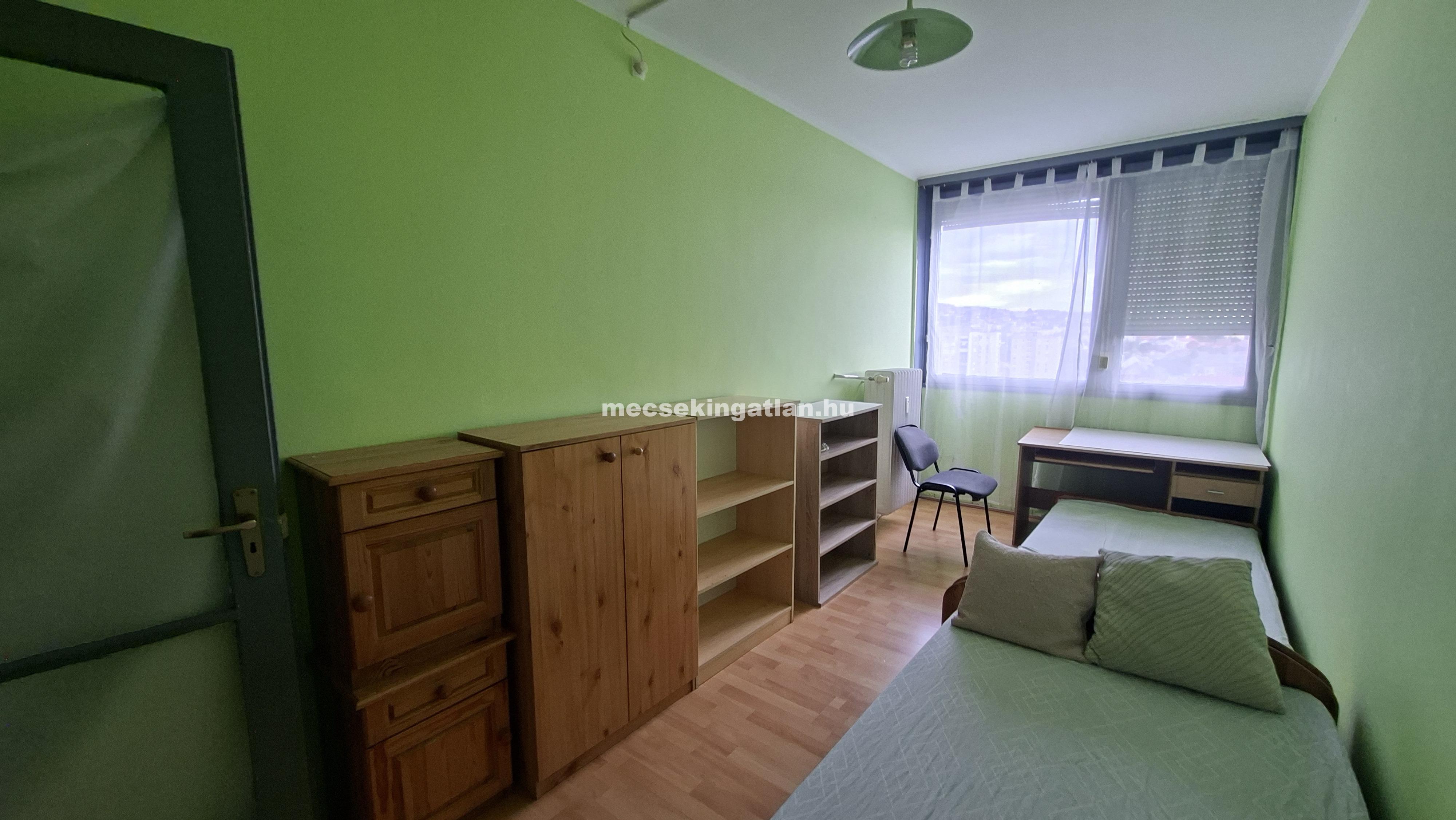 Pécs, Egyetemvárosban az Ifjúság úton kiadó három szobás lakás