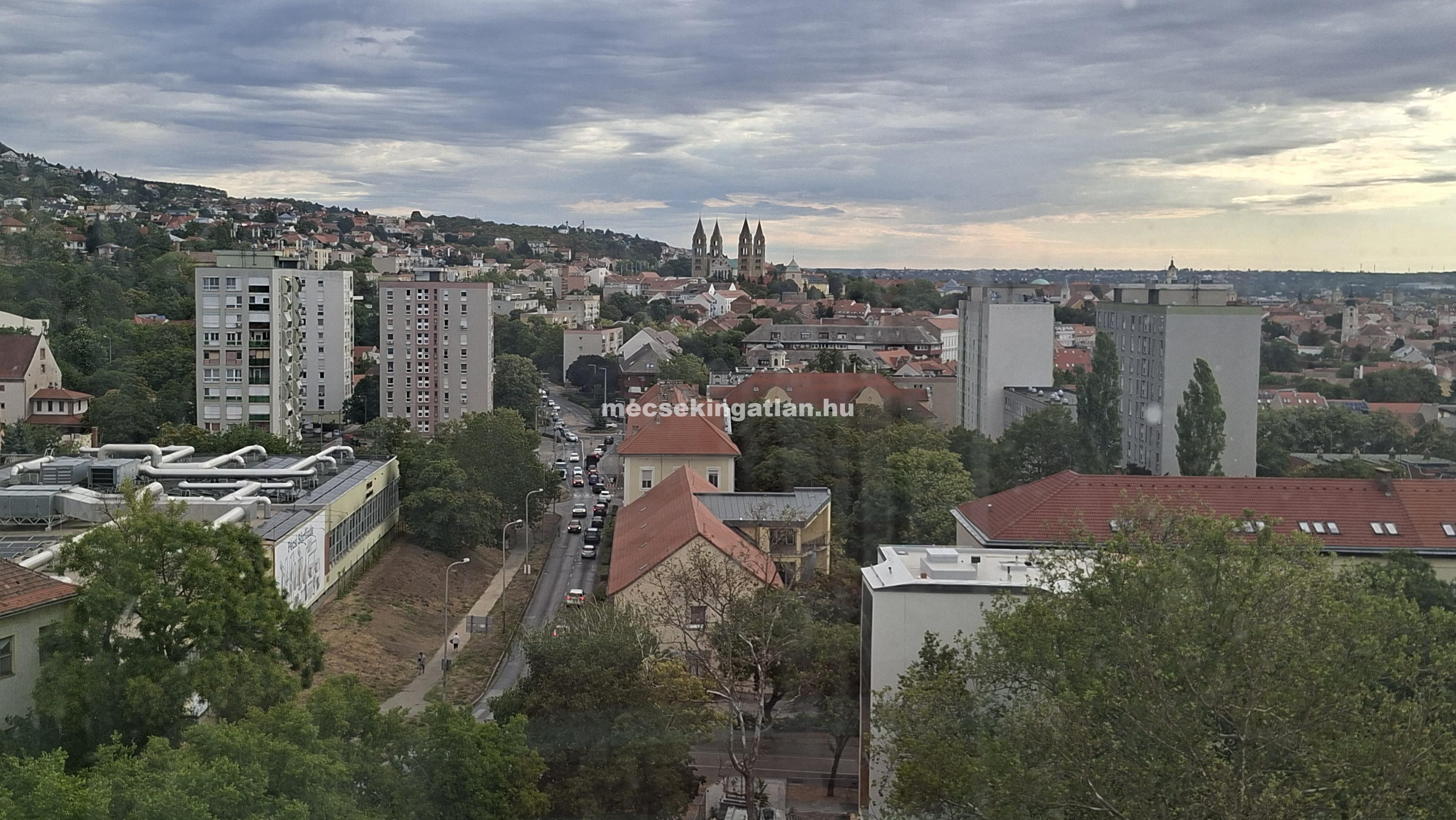 Pécs, Egyetemvárosban az Ifjúság úton kiadó három szobás lakás