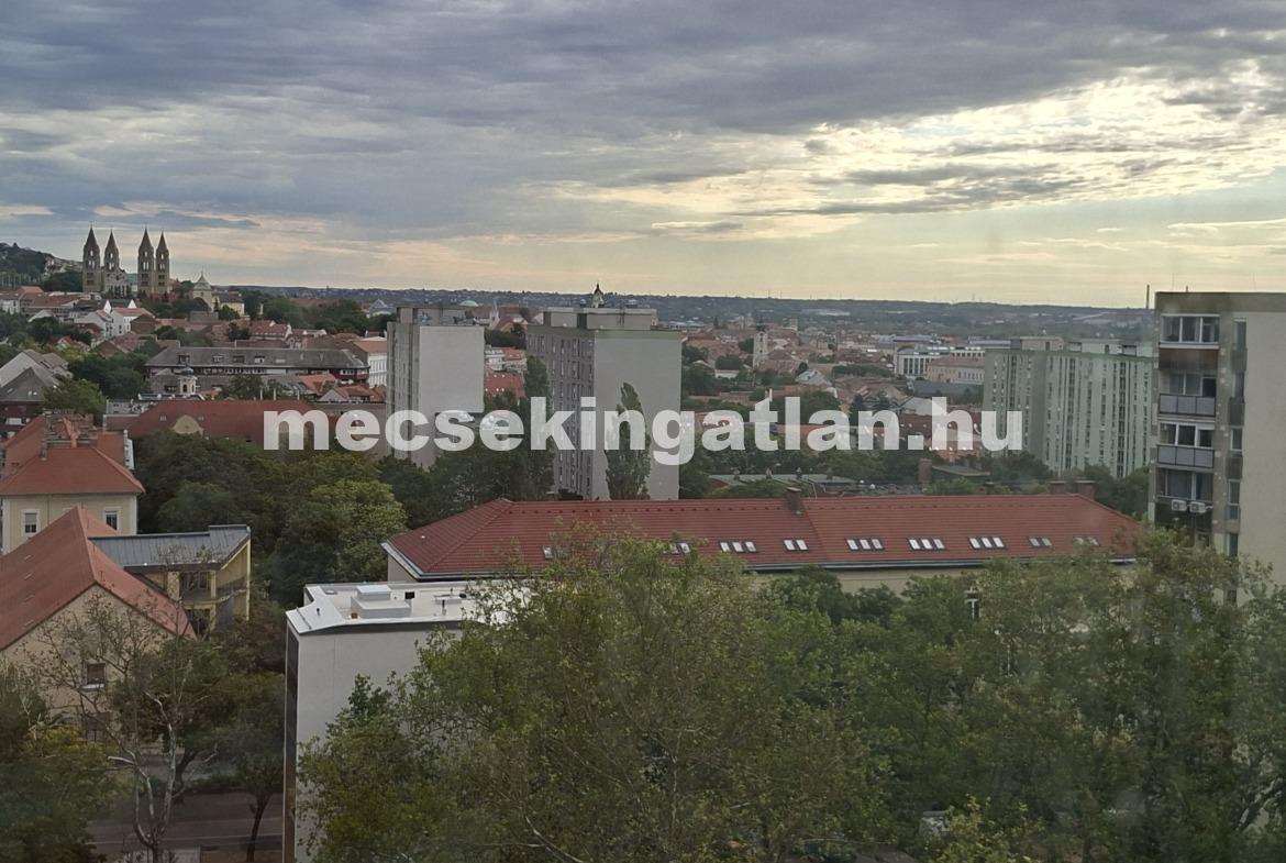Pécs, Egyetemvárosban az Ifjúság úton kiadó három szobás lakás