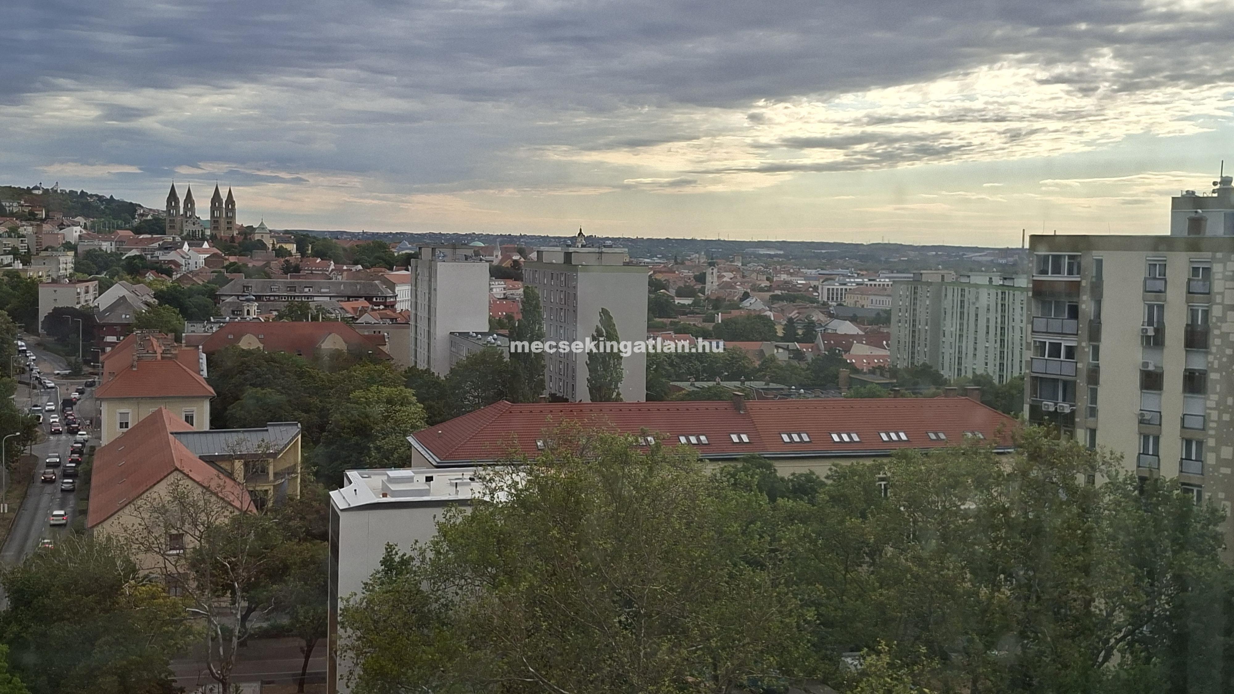 Pécs, Egyetemvárosban az Ifjúság úton kiadó három szobás lakás