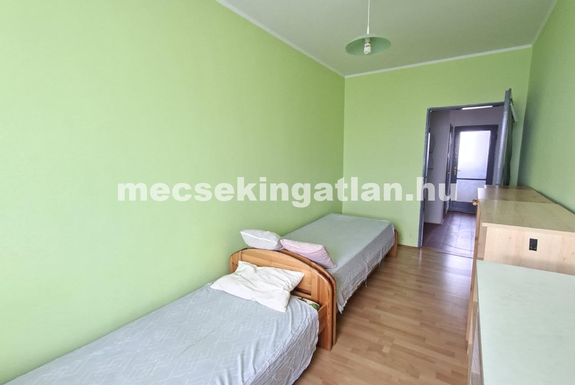 Pécs, Egyetemvárosban az Ifjúság úton kiadó három szobás lakás