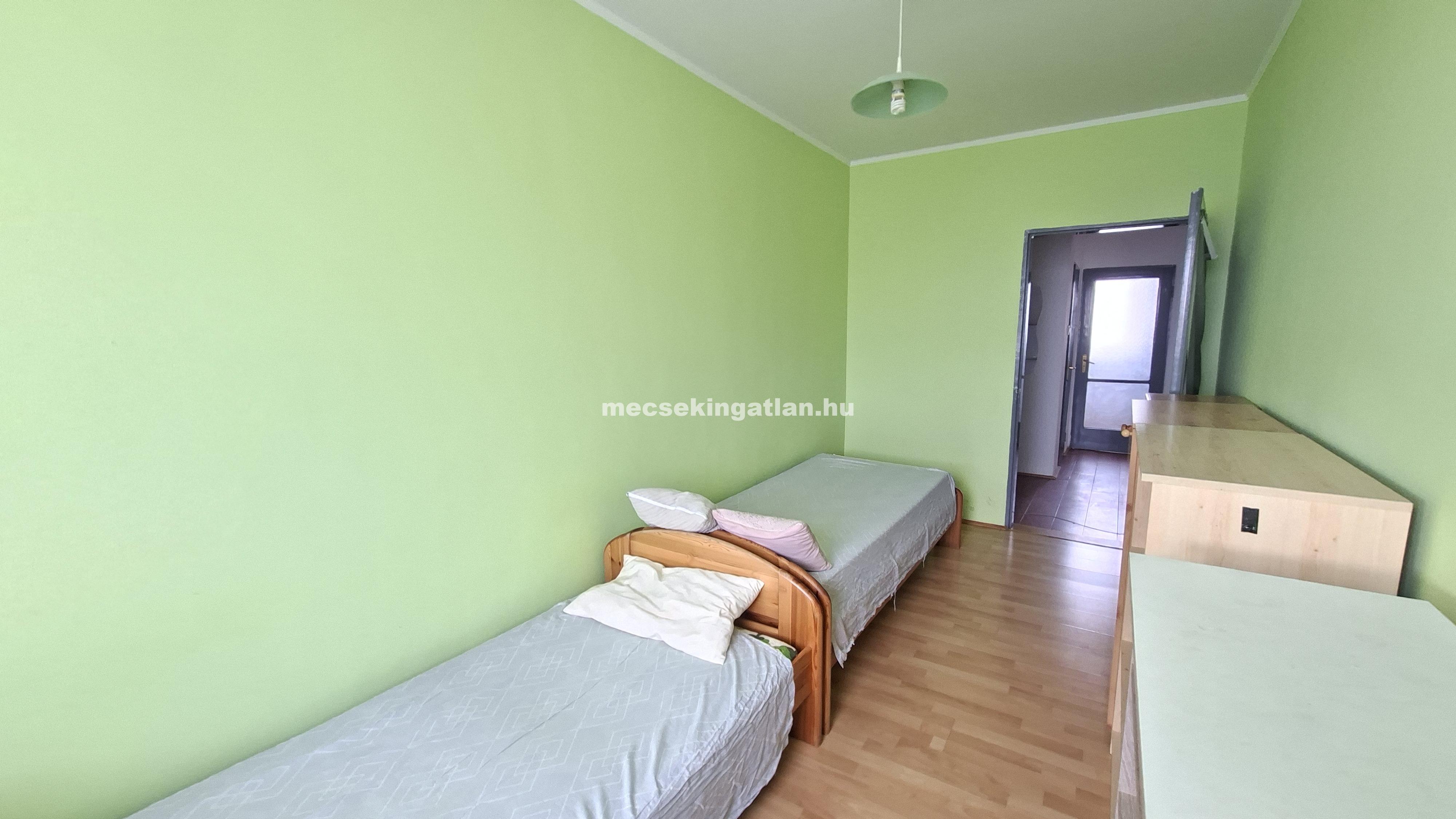 Pécs, Egyetemvárosban az Ifjúság úton kiadó három szobás lakás