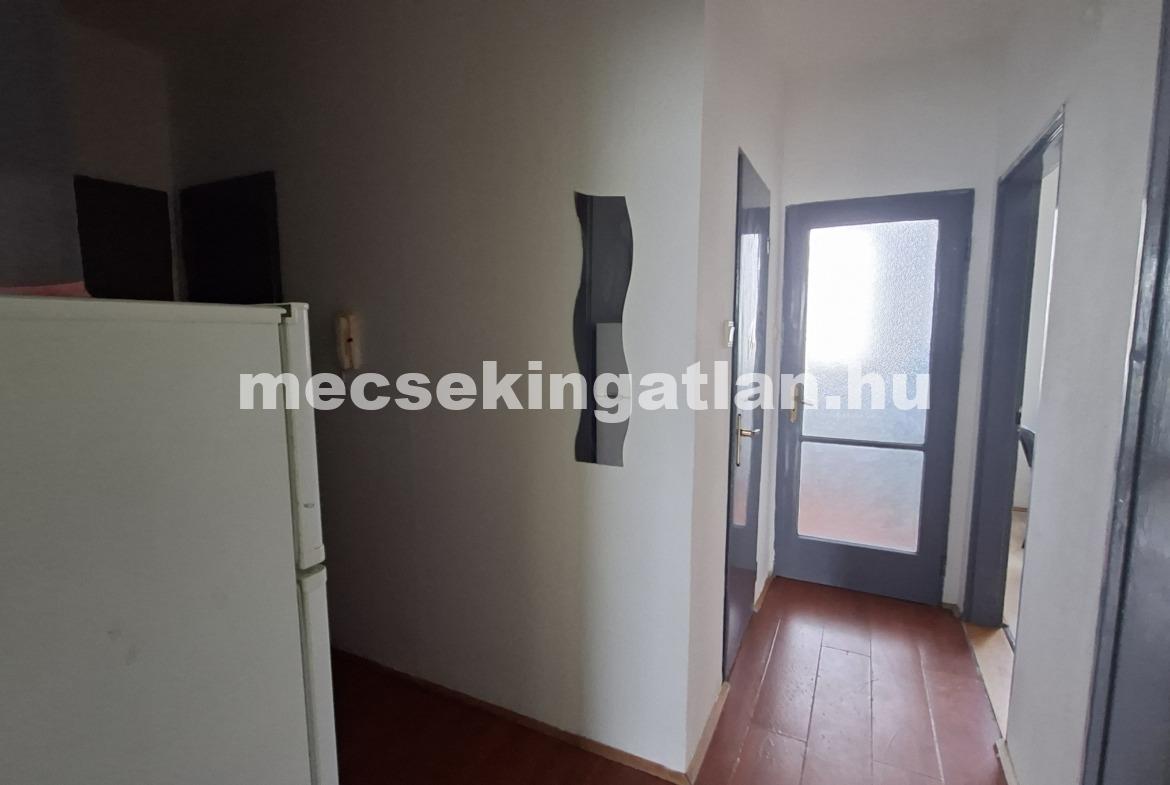 Pécs, Egyetemvárosban az Ifjúság úton kiadó három szobás lakás