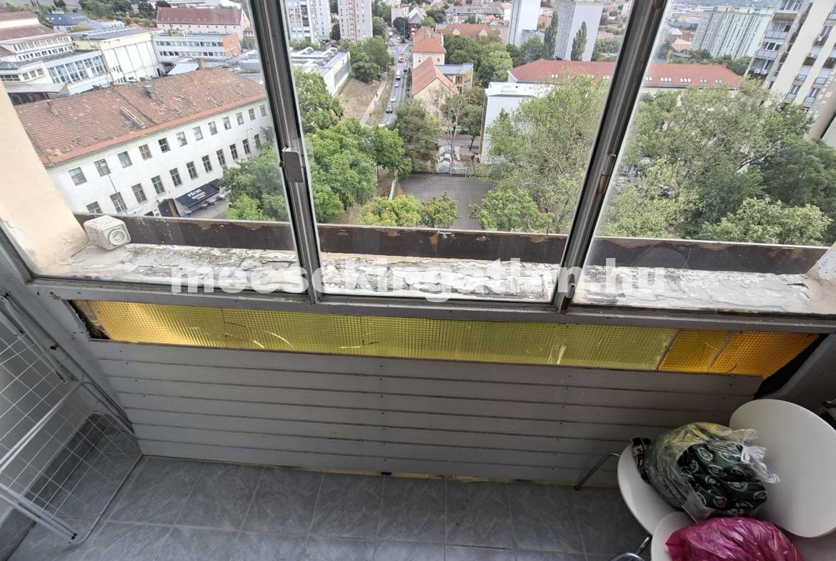 Pécs, Egyetemvárosban az Ifjúság úton kiadó három szobás lakás