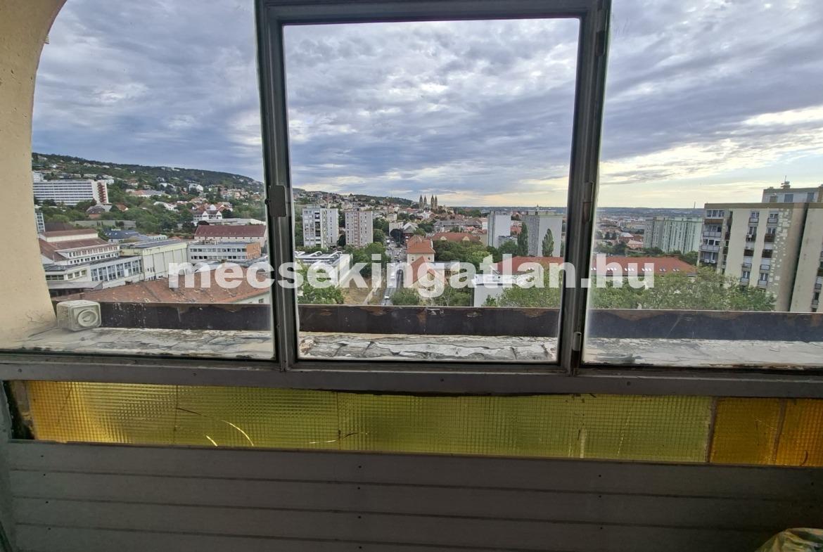 Pécs, Egyetemvárosban az Ifjúság úton kiadó három szobás lakás