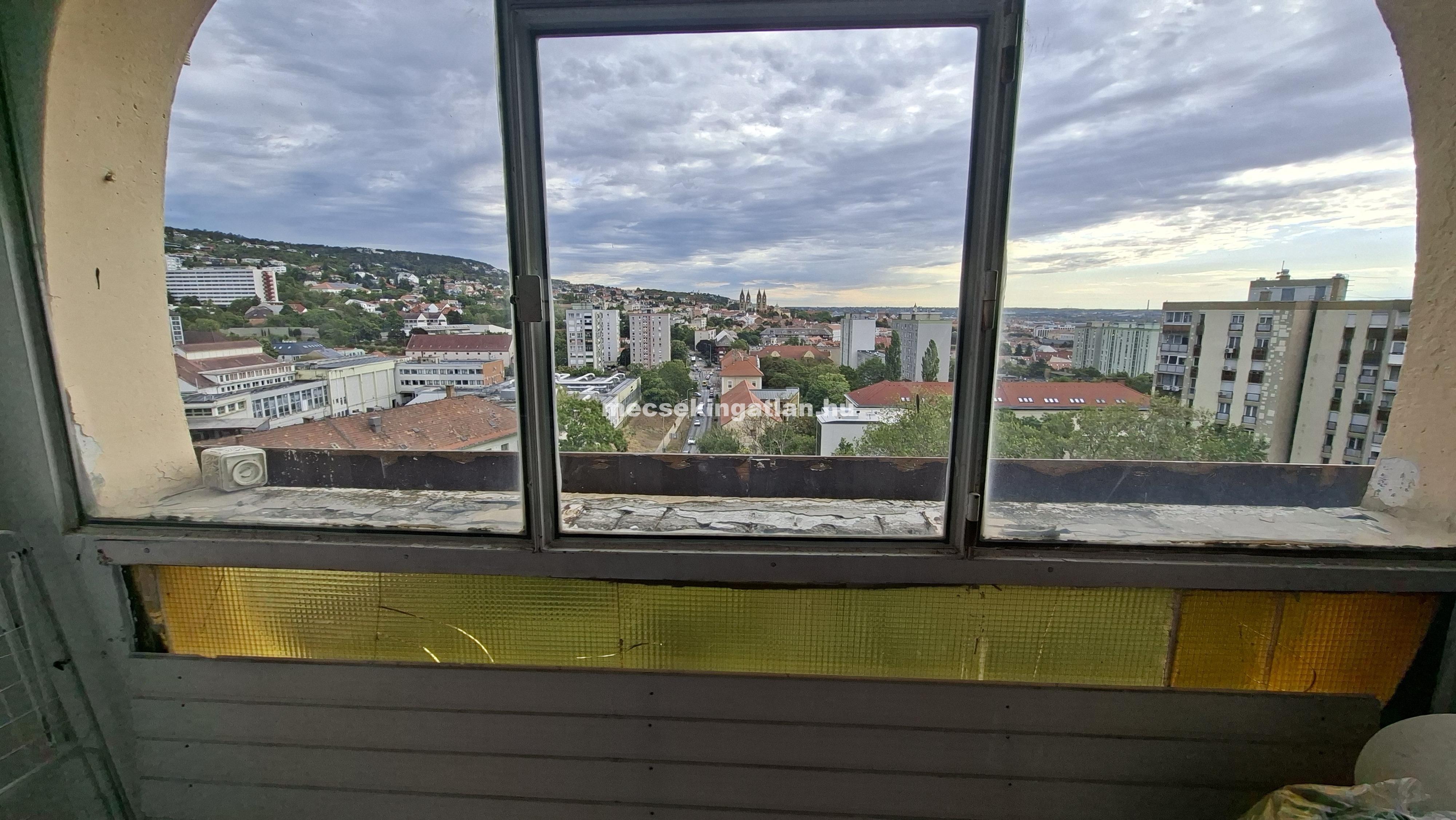Pécs, Egyetemvárosban az Ifjúság úton kiadó három szobás lakás