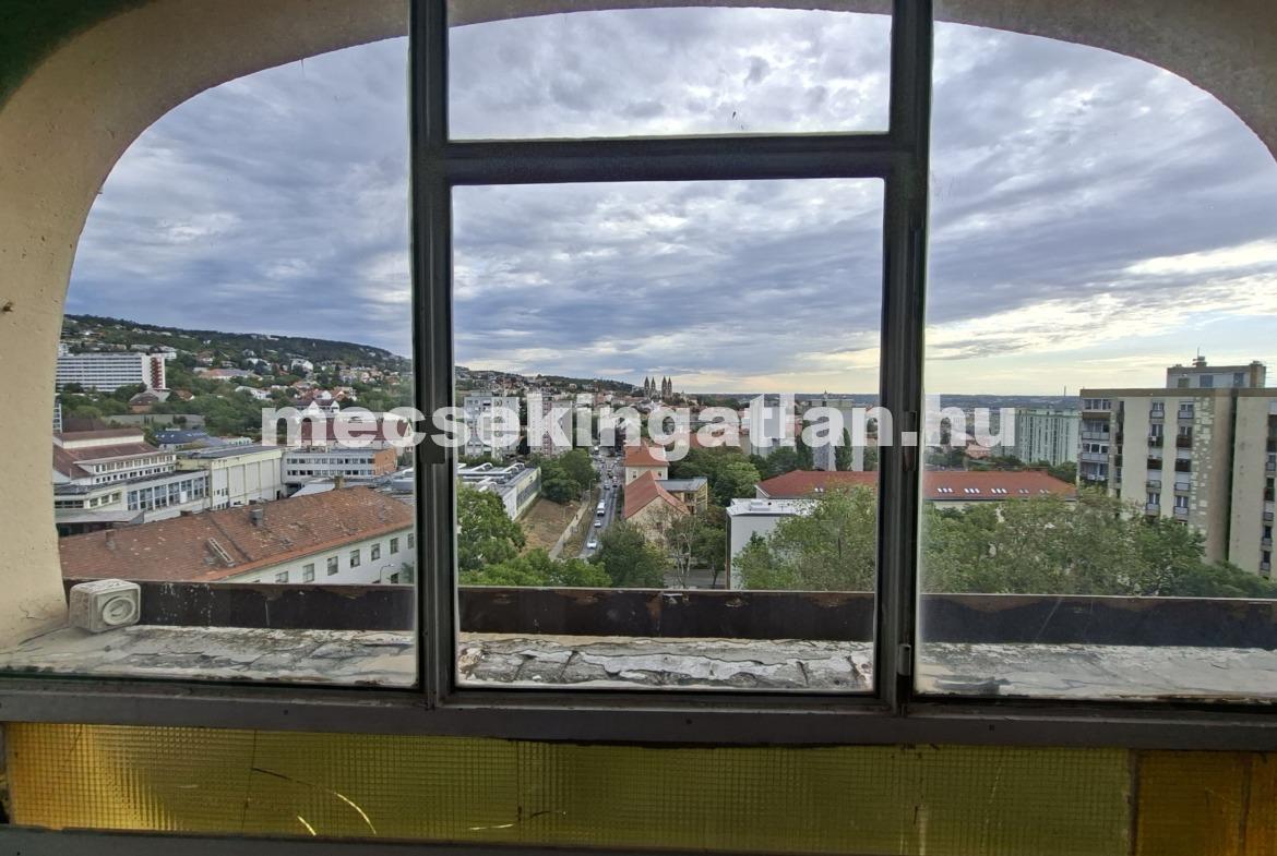 Pécs, Egyetemvárosban az Ifjúság úton kiadó három szobás lakás