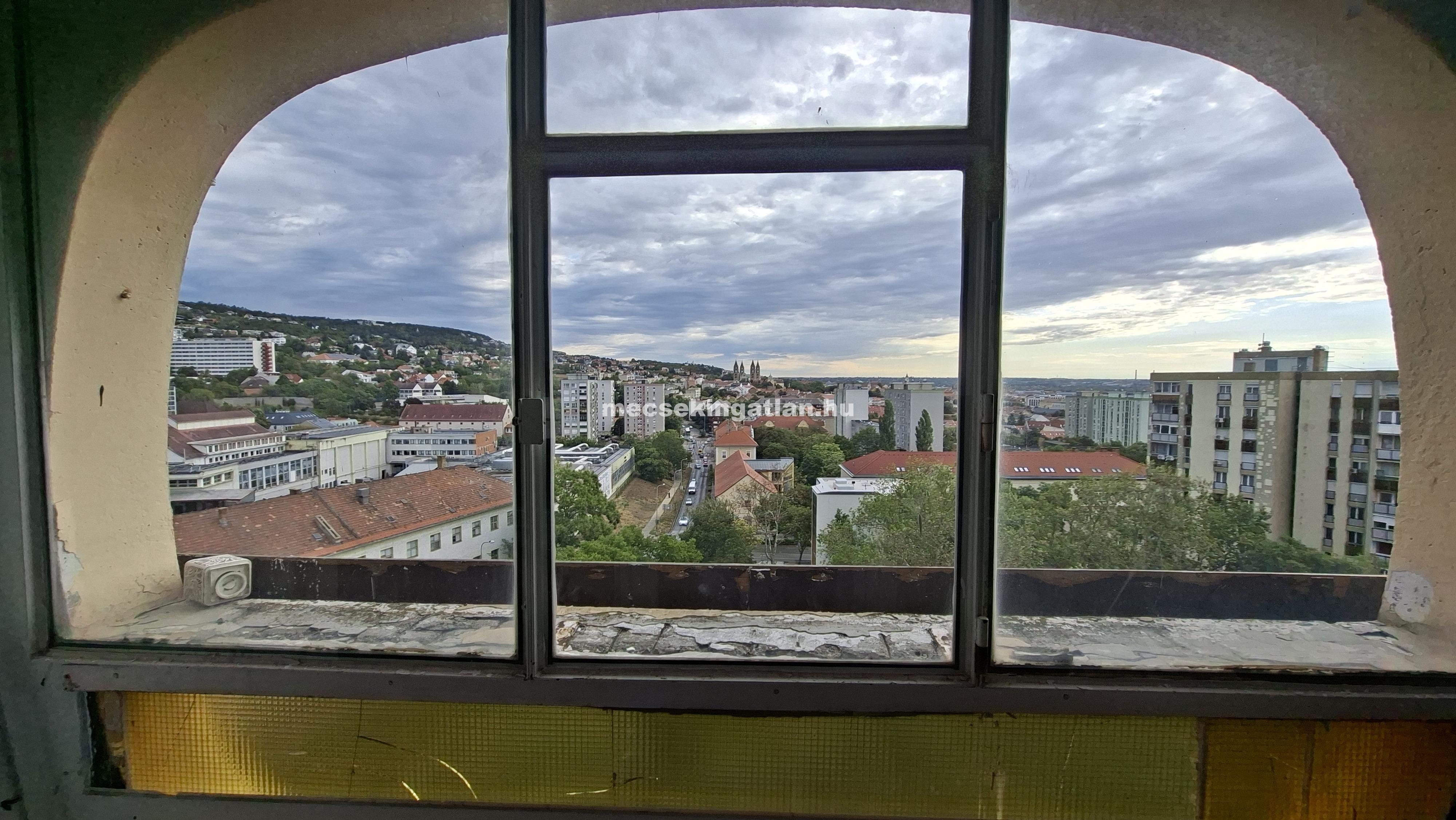 Pécs, Egyetemvárosban az Ifjúság úton kiadó három szobás lakás