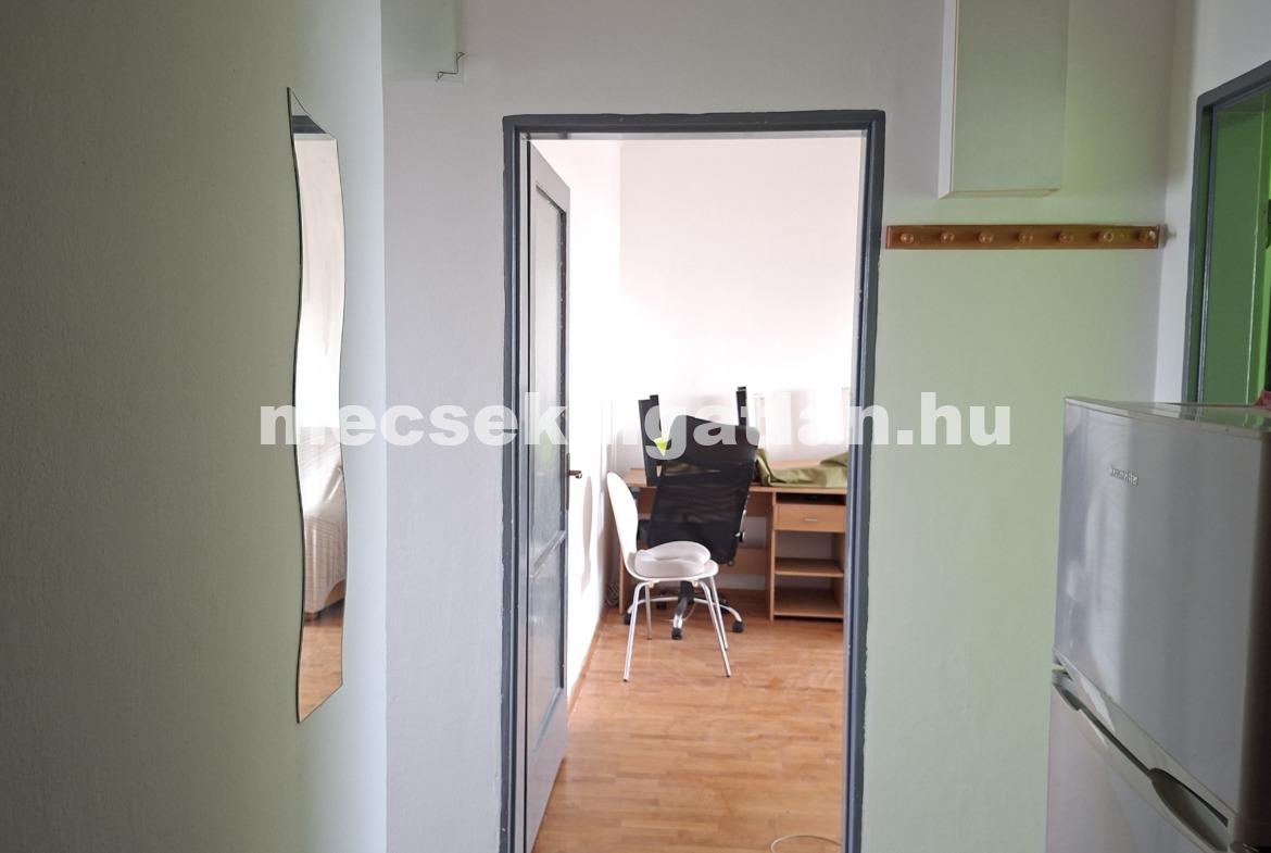 Pécs, Egyetemvárosban az Ifjúság úton kiadó három szobás lakás