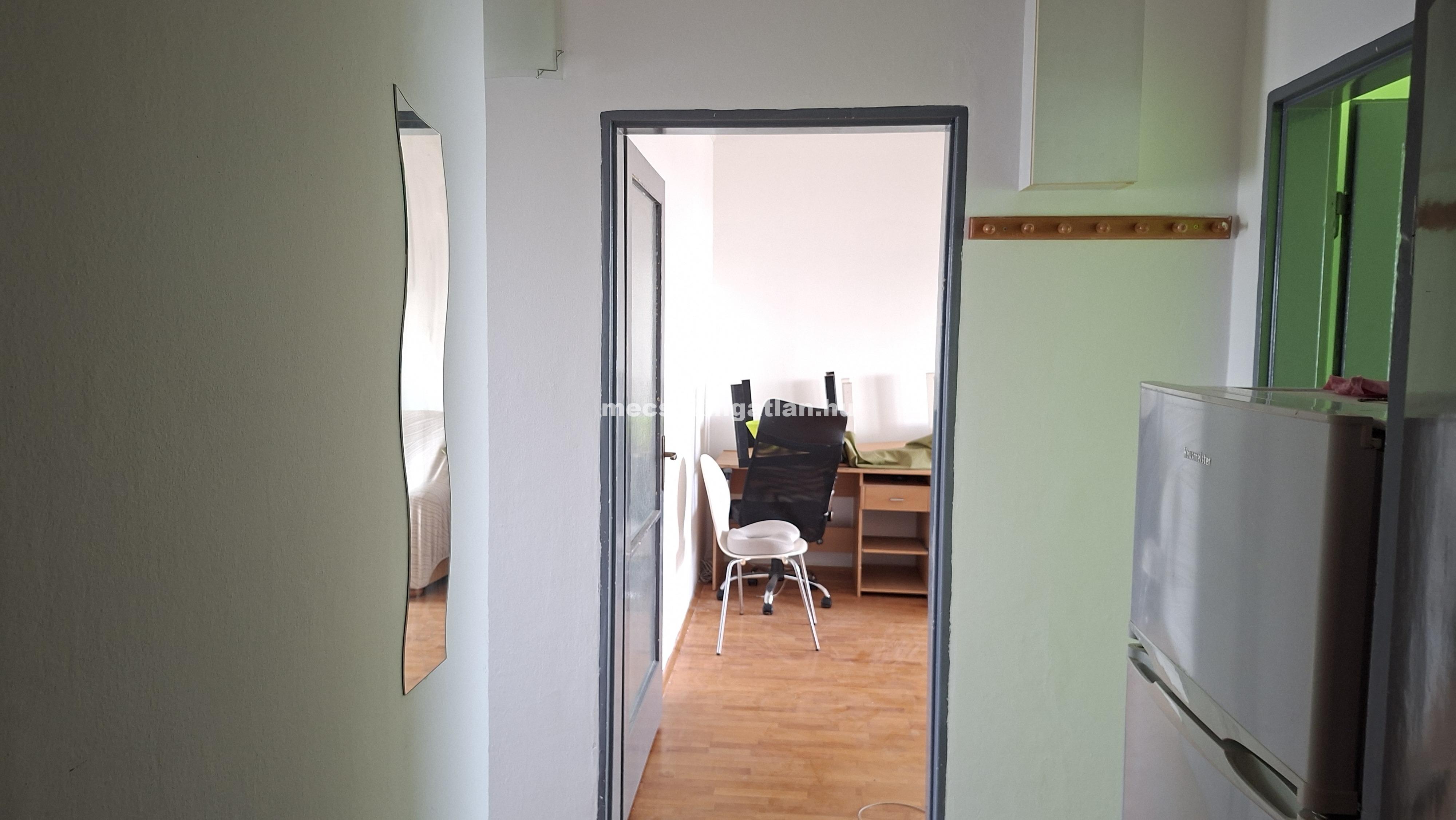 Pécs, Egyetemvárosban az Ifjúság úton kiadó három szobás lakás