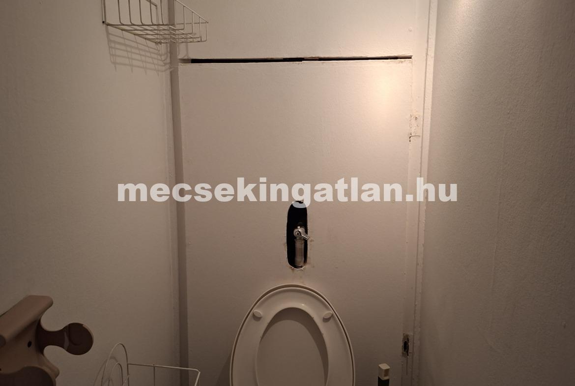 Pécs, Egyetemvárosban az Ifjúság úton kiadó három szobás lakás