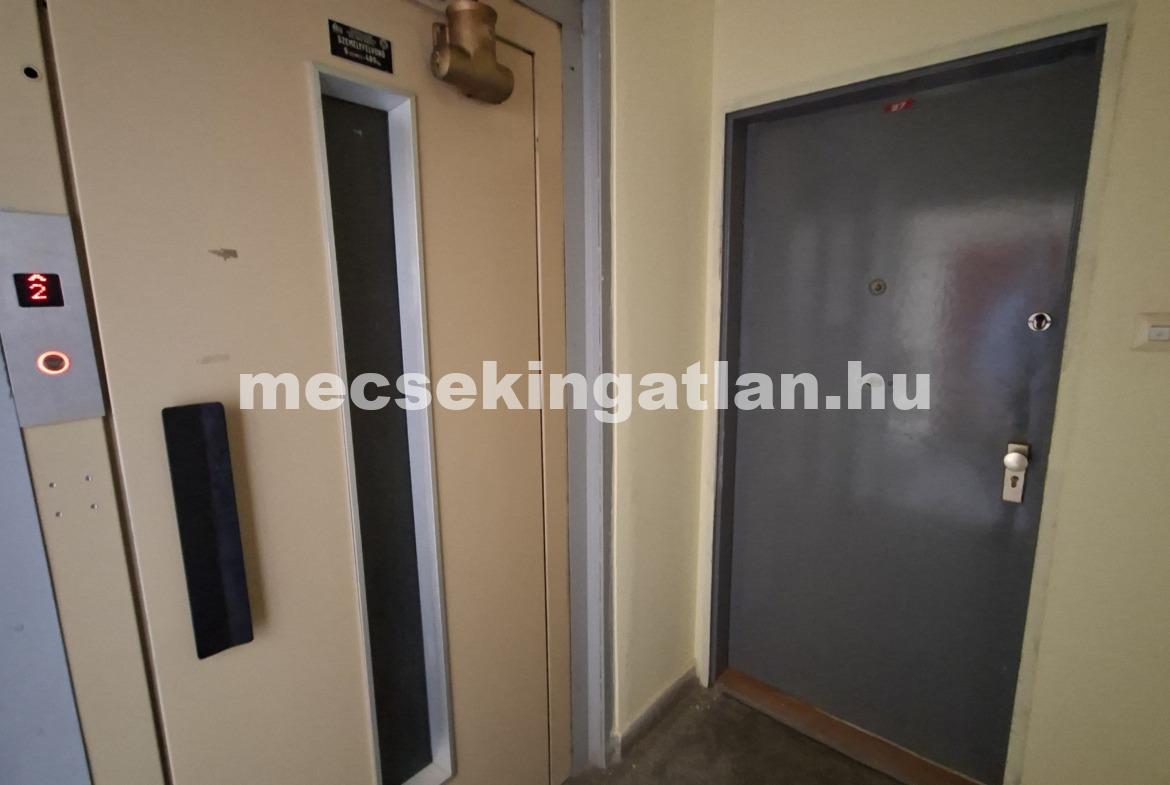 Pécs, Egyetemvárosban az Ifjúság úton kiadó három szobás lakás