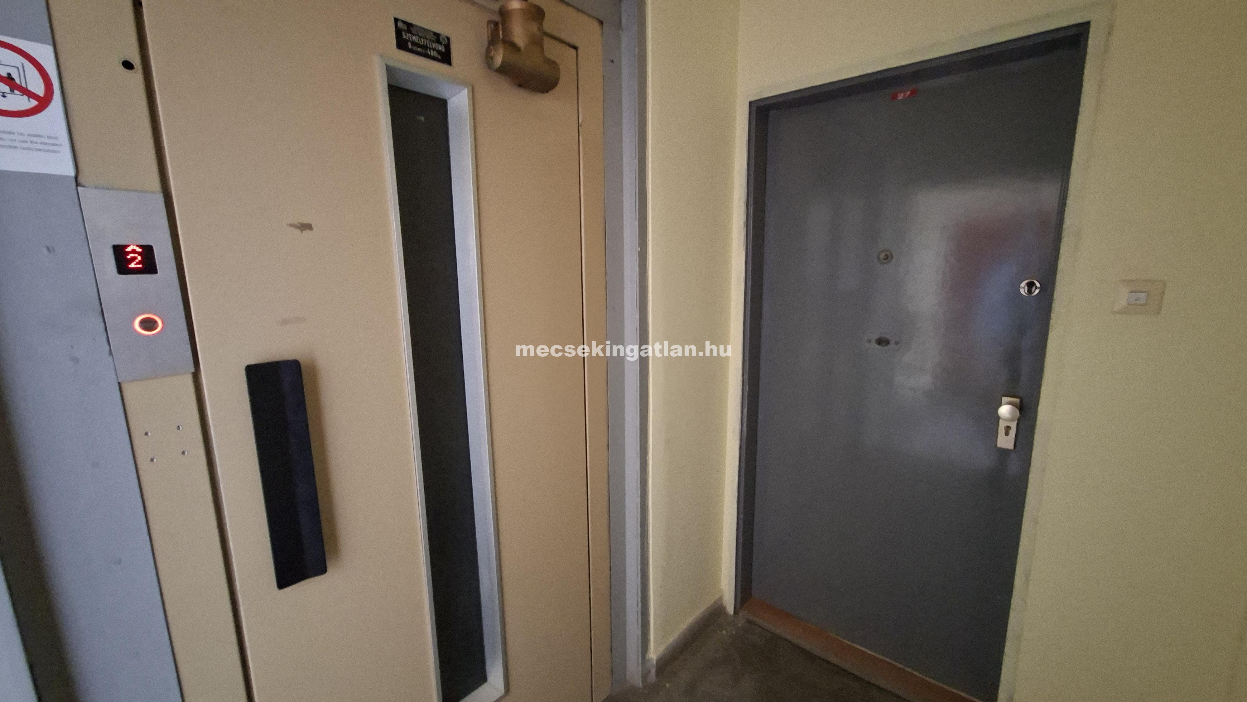 Pécs, Egyetemvárosban az Ifjúság úton kiadó három szobás lakás