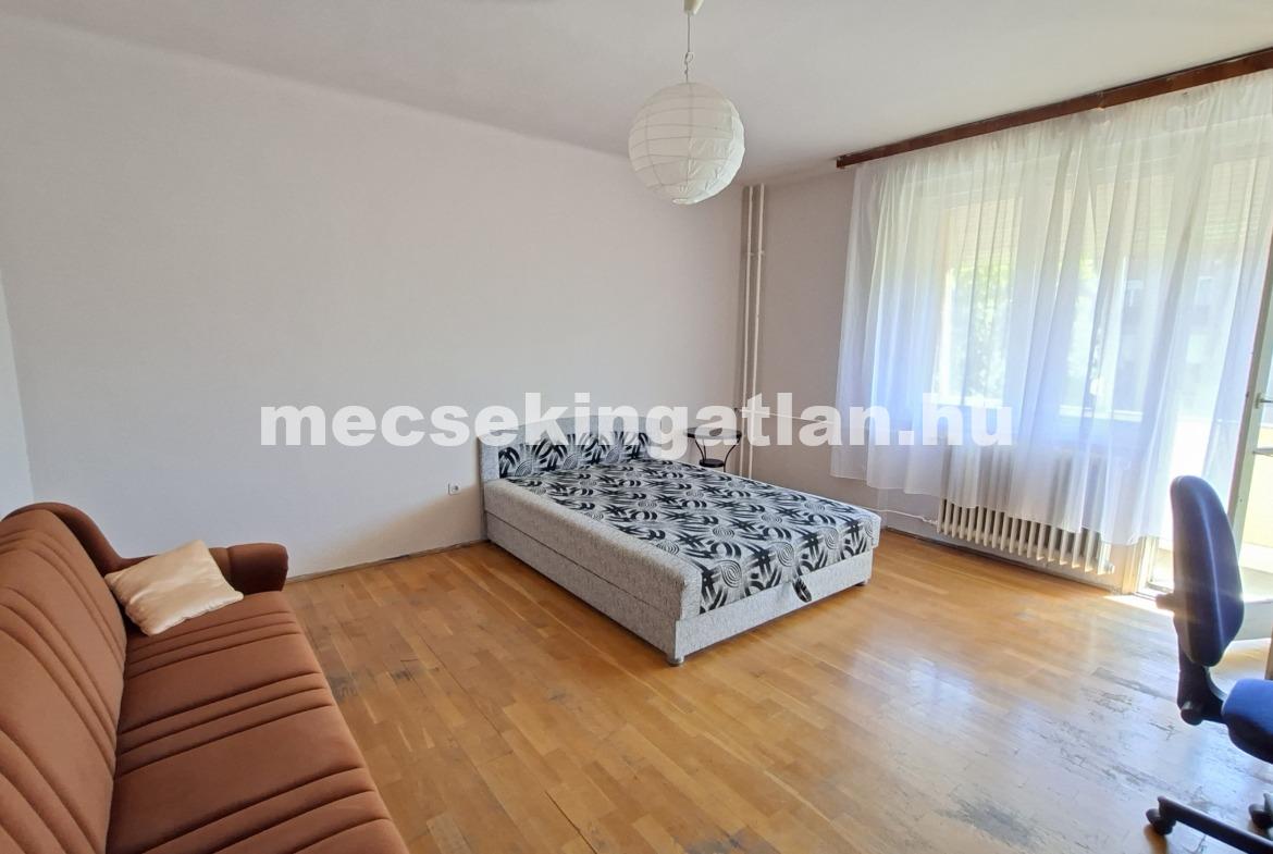 Pécs, Egyetemvárosban a Kodály Zoltán utcában garzonlakás kiadó