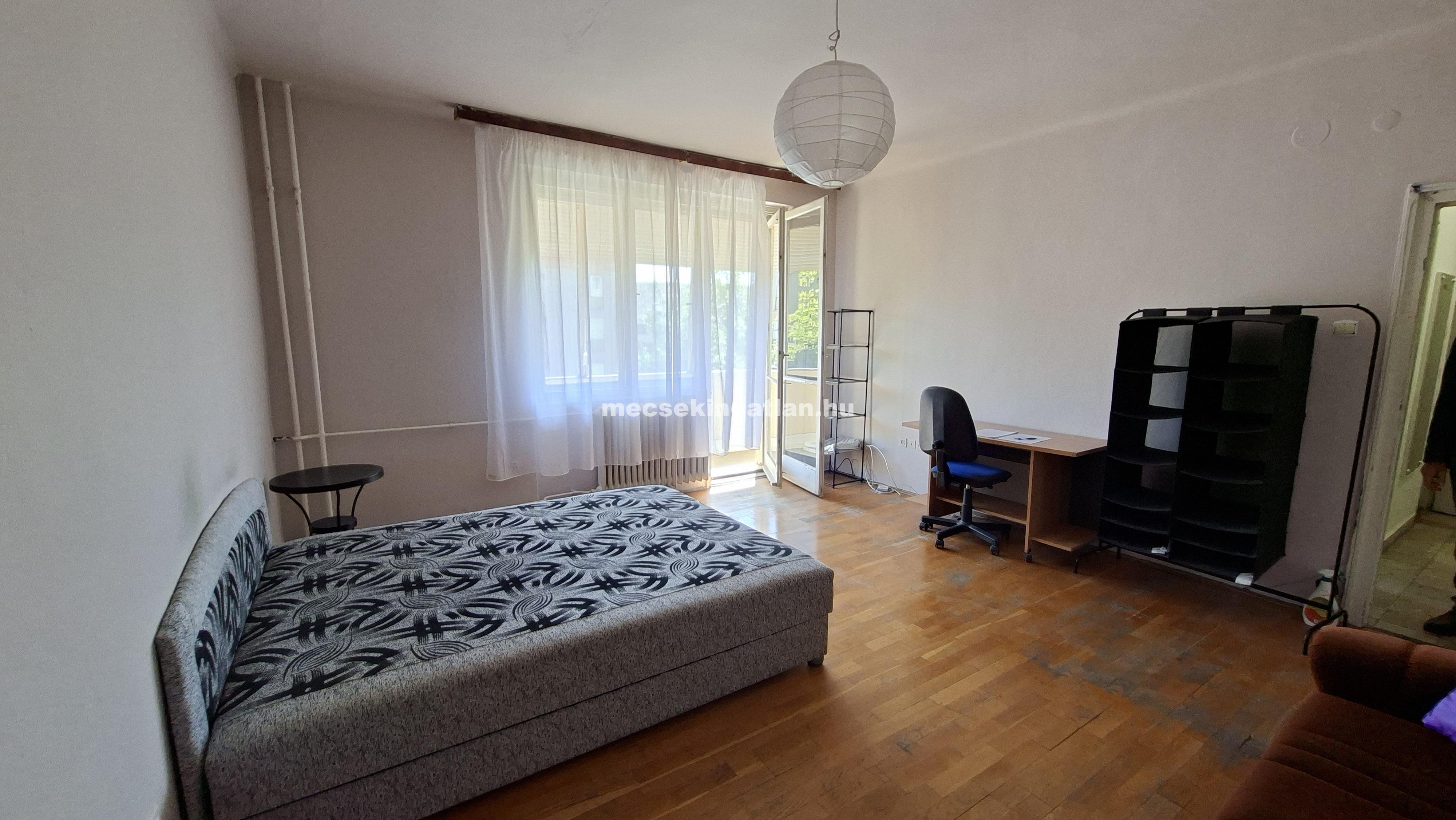 Pécs, Egyetemvárosban a Kodály Zoltán utcában garzonlakás kiadó