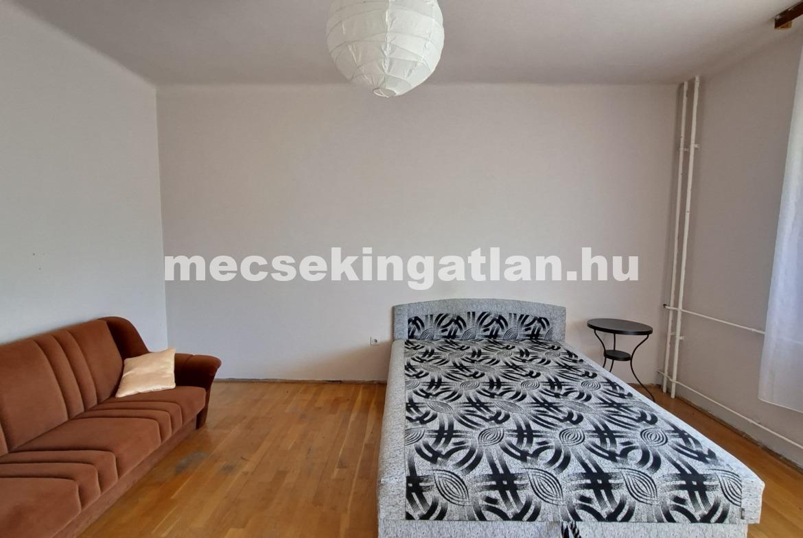Pécs, Egyetemvárosban a Kodály Zoltán utcában garzonlakás kiadó