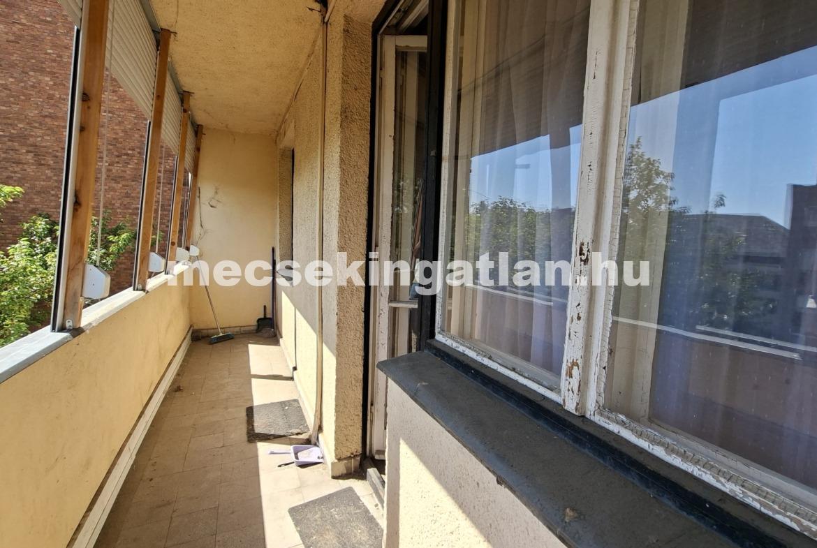 Pécs, Egyetemvárosban a Kodály Zoltán utcában garzonlakás kiadó