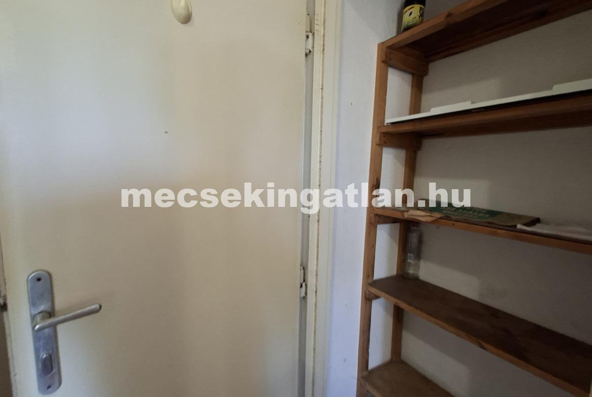 Pécs, Egyetemvárosban a Kodály Zoltán utcában garzonlakás kiadó