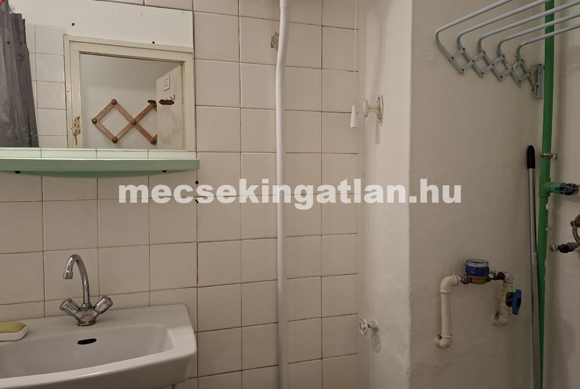 Pécs, Egyetemvárosban a Kodály Zoltán utcában garzonlakás kiadó