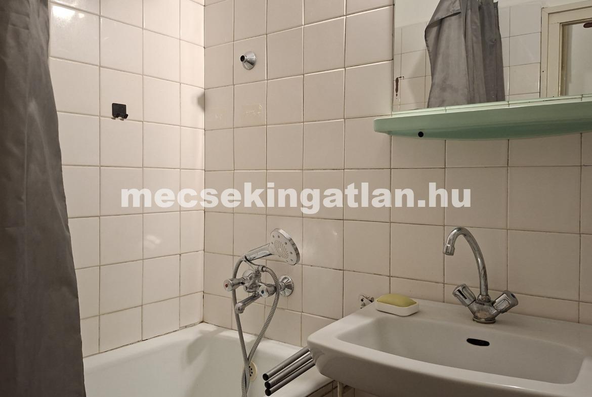 Pécs, Egyetemvárosban a Kodály Zoltán utcában garzonlakás kiadó