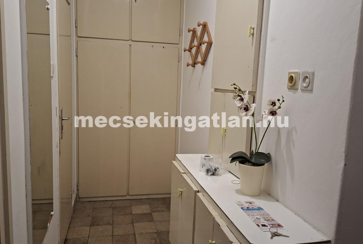 Pécs, Egyetemvárosban a Kodály Zoltán utcában garzonlakás kiadó