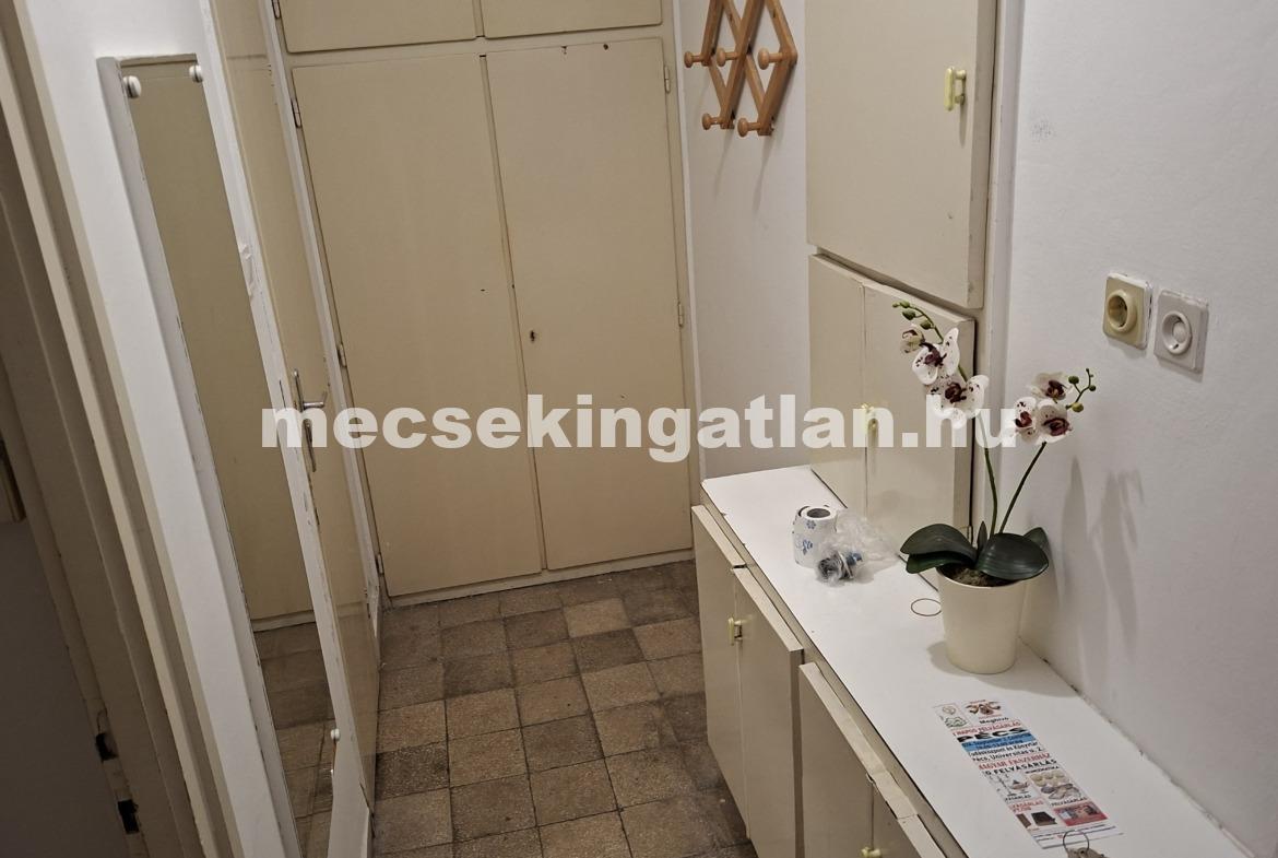 Pécs, Egyetemvárosban a Kodály Zoltán utcában garzonlakás kiadó